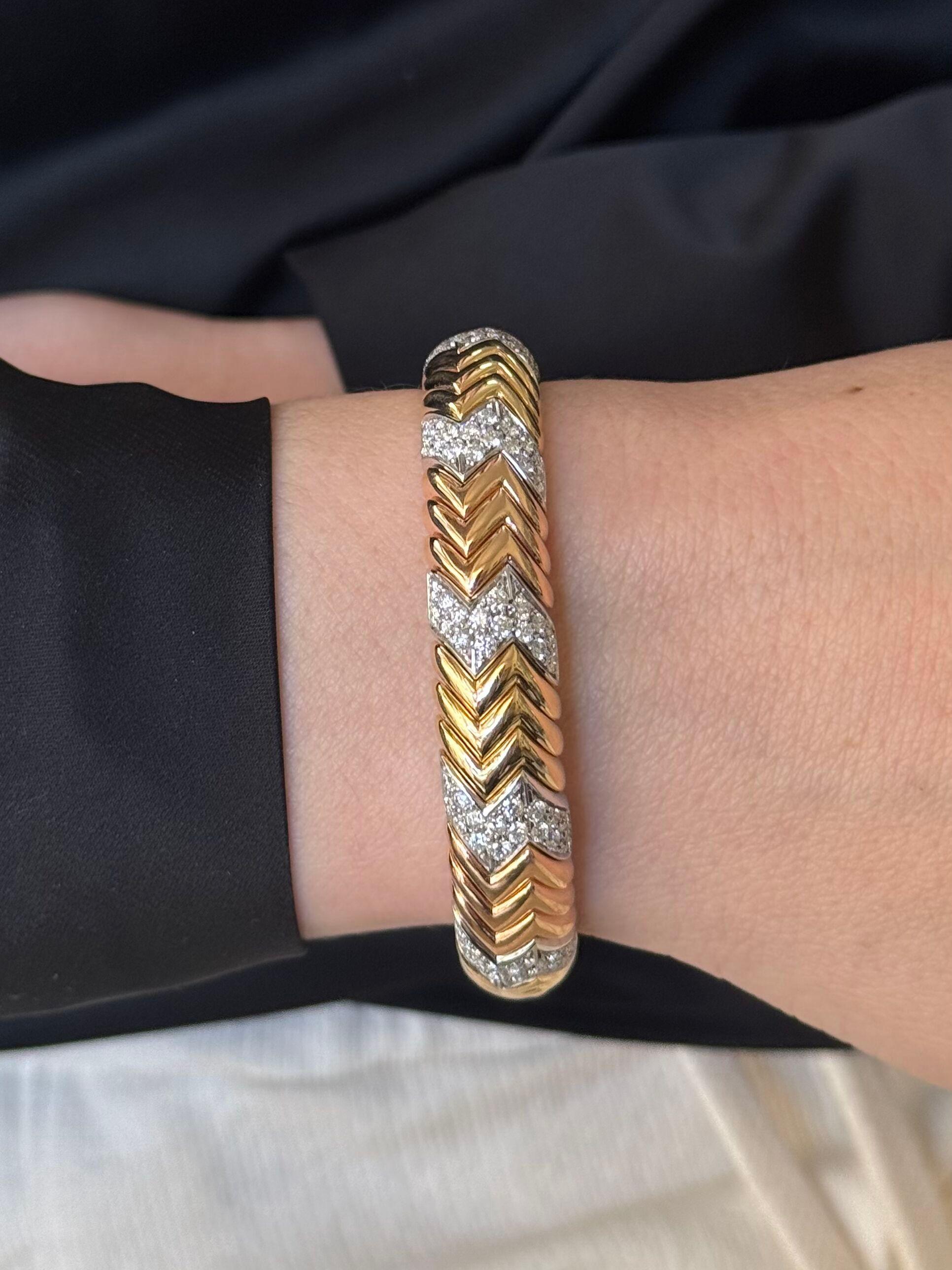 Spiga-Armband aus 18 Karat Rosé-, Weiß- und Gelbgold von Bvlgari, besetzt mit ca. 4,00ctw G/VS-Diamanten. Das Armband passt bequem an ein Handgelenk von ca. 7