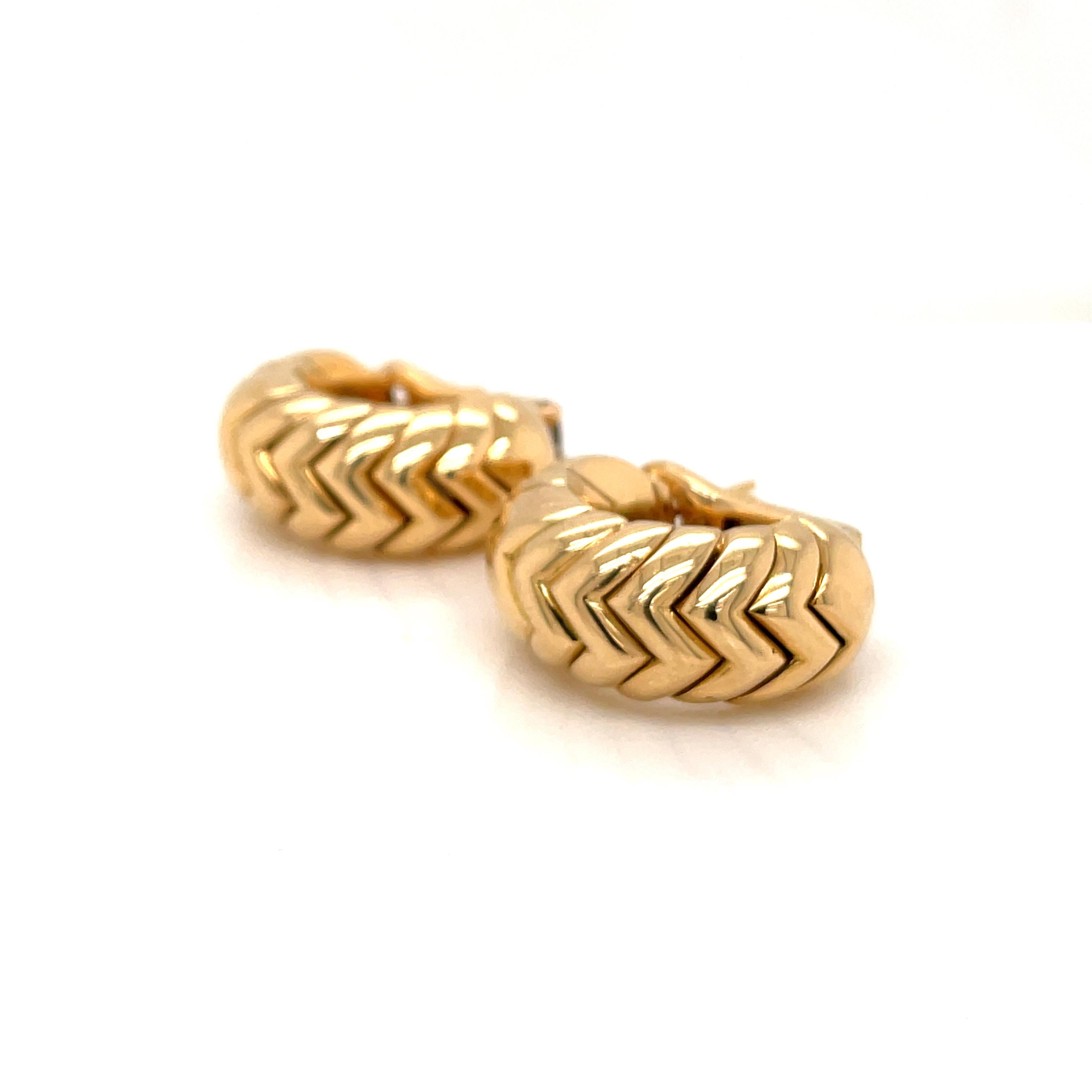 Classic Bulgari design for these Bold earrings, designed and made in Italy in solid 18k yellow gold, Spiga is currently one of the most popular and valuable collection of the famous brand. Made in Italy, circa 1980
Has a total weight of 29 grams.