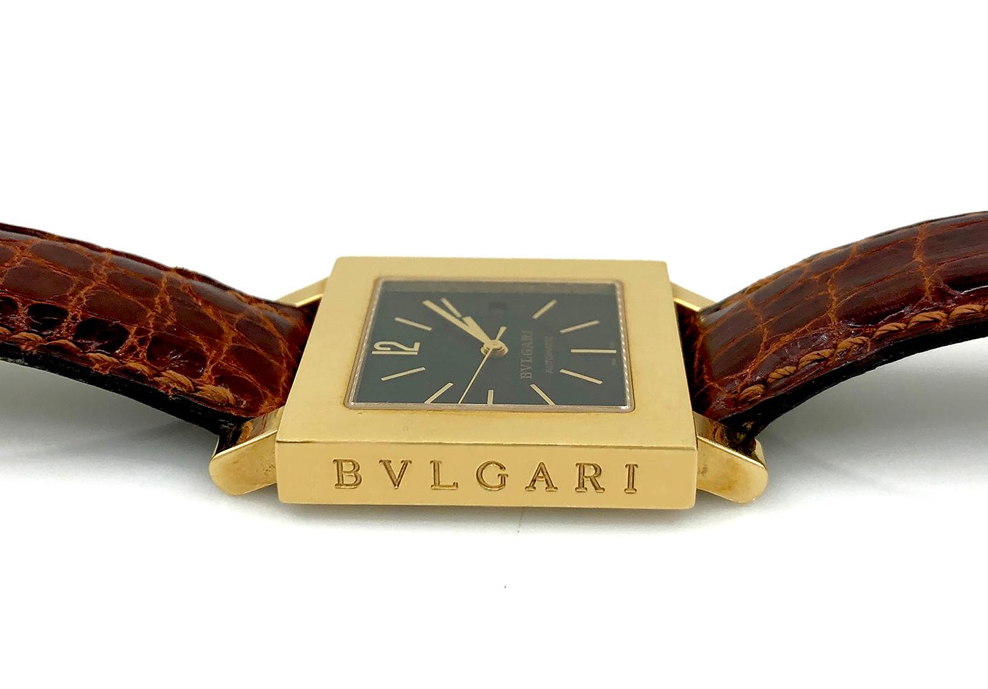 Eine klassische Bulgari-Armbanduhr, die zeitlose Eleganz und Raffinesse ausstrahlt. Sie besteht aus einem quadratischen Zifferblatt aus 18-karätigem Gold mit schwarzem Zifferblatt, goldenen Zeigern und Markierungen und einem braunen Lederarmband.