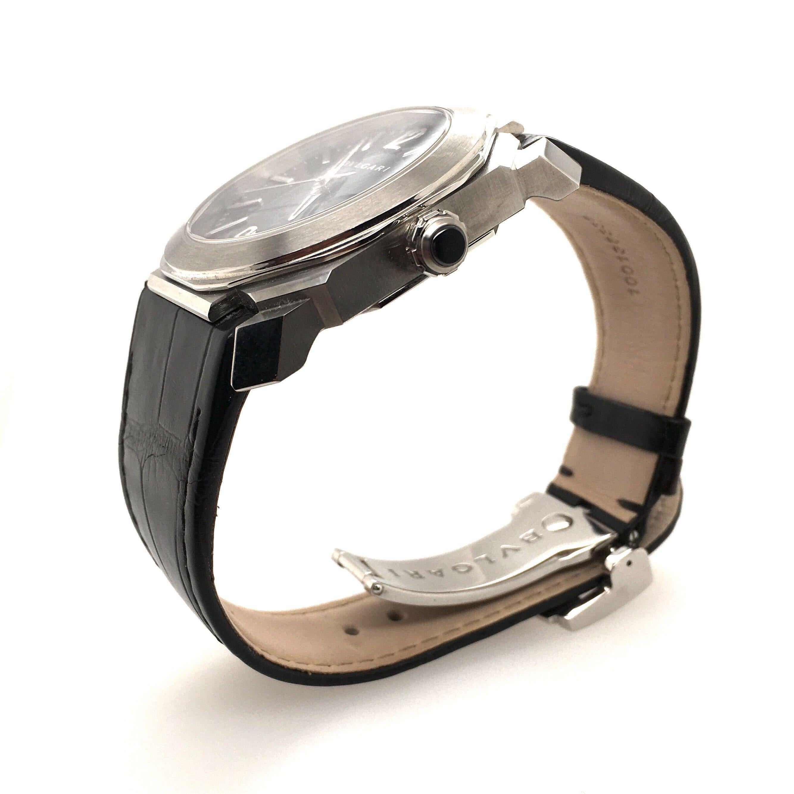 A stainless steel Octo Roma watch. Bulgari. 41mm.  With mechanical manufacture movement, automatic winding, anthracite dial and black alligator bracelet with deployant buckle and display case.  Gross weight is approximately 91.4 grams. 