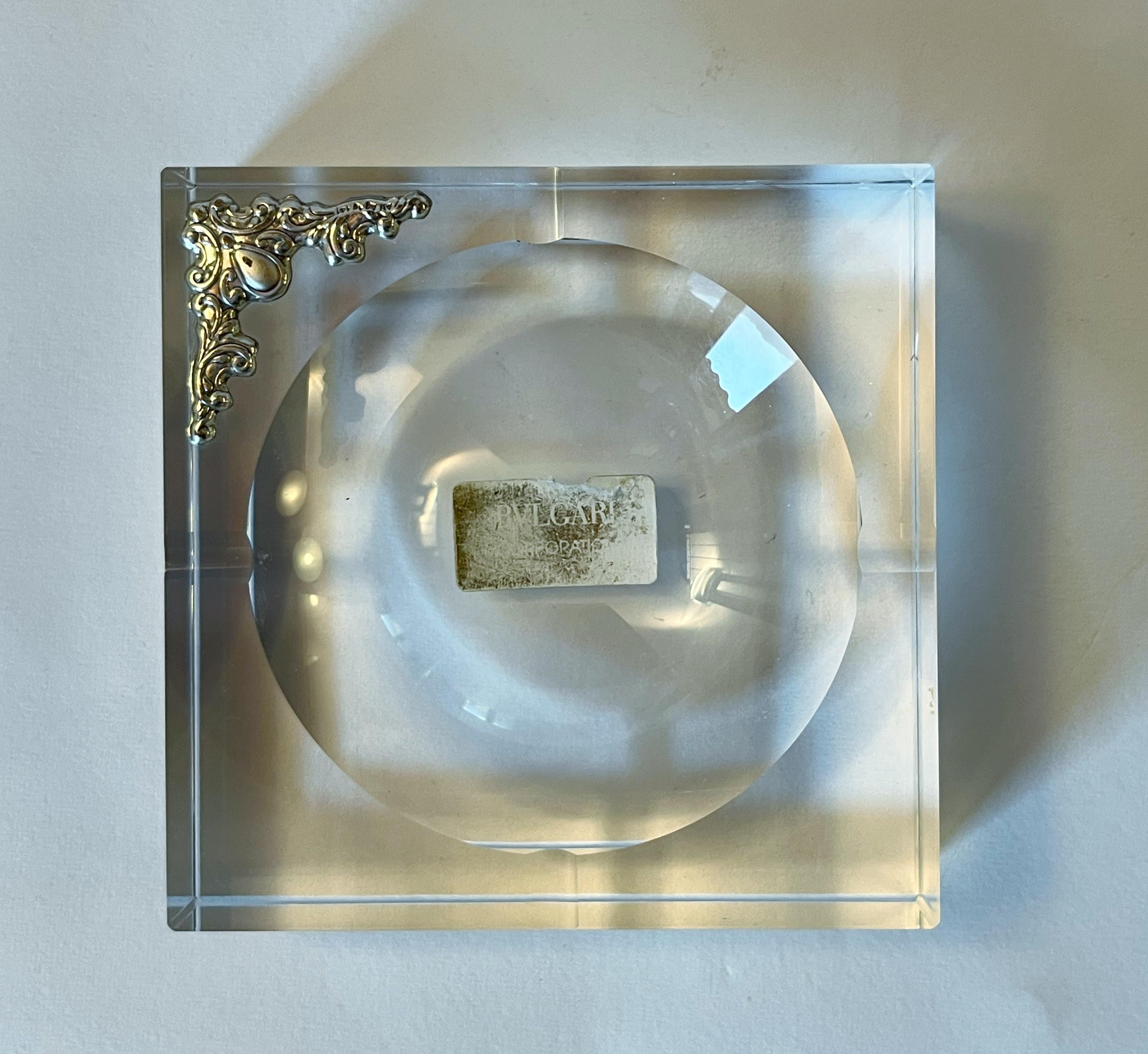 Bulgari vaso de cristal cuadrado transparente con vide poche de plata de ley, bandeja para el cambio, vaciador de bolsillo o cenicero / made in Italy
Etiqueta original en el cristal 
Anchura: 4 pulgadas, profundidad: 4 pulgadas, altura: 1 pulgada
1