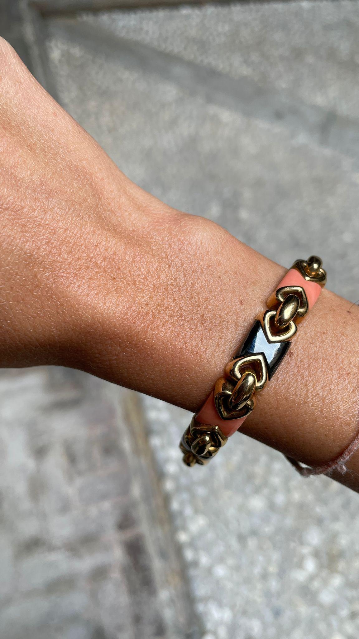Bulgari Superbe bracelet vintage en or, corail et hématite Excellent état - En vente à Milano, IT