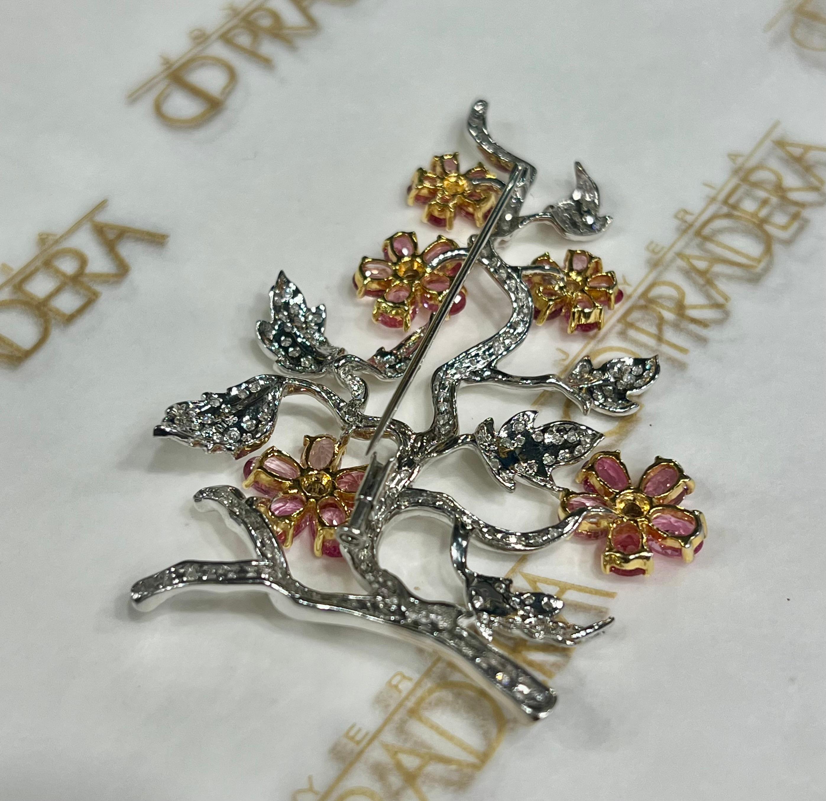 Bulgari Style Eden Garden flowers and  Diamonds in 18k Gold Brooche In Excellent Condition For Sale In Bilbao, ES