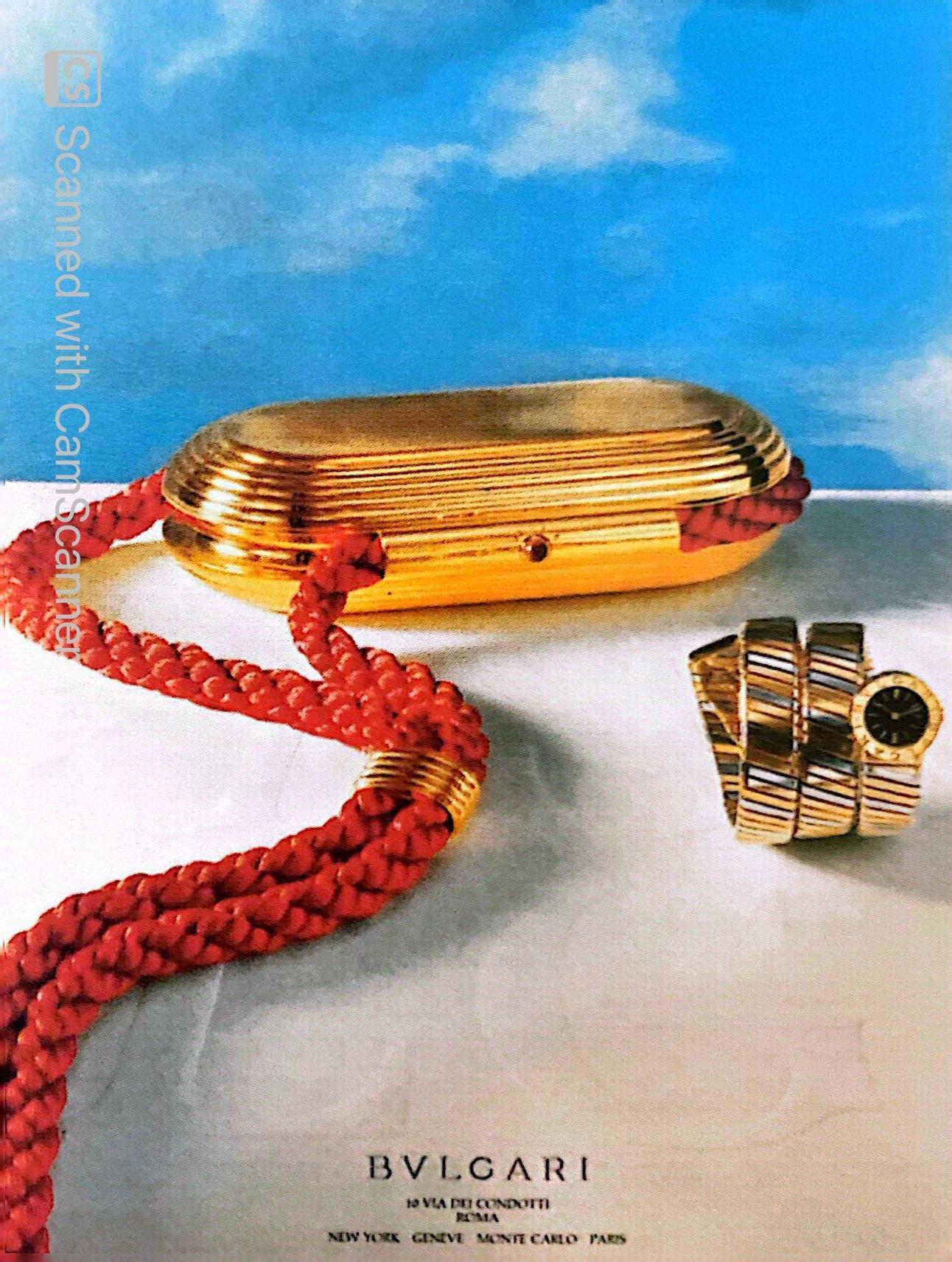 Il n'y a pas mieux que cette montre bracelet serpent pour femme Bulgari Tubogas en or jaune, blanc et rose 18 carats. Cette montre à quartz a une petite tête ronde et un cadran noir. Une montre emblématique que vous porterez pour toujours. 
1978