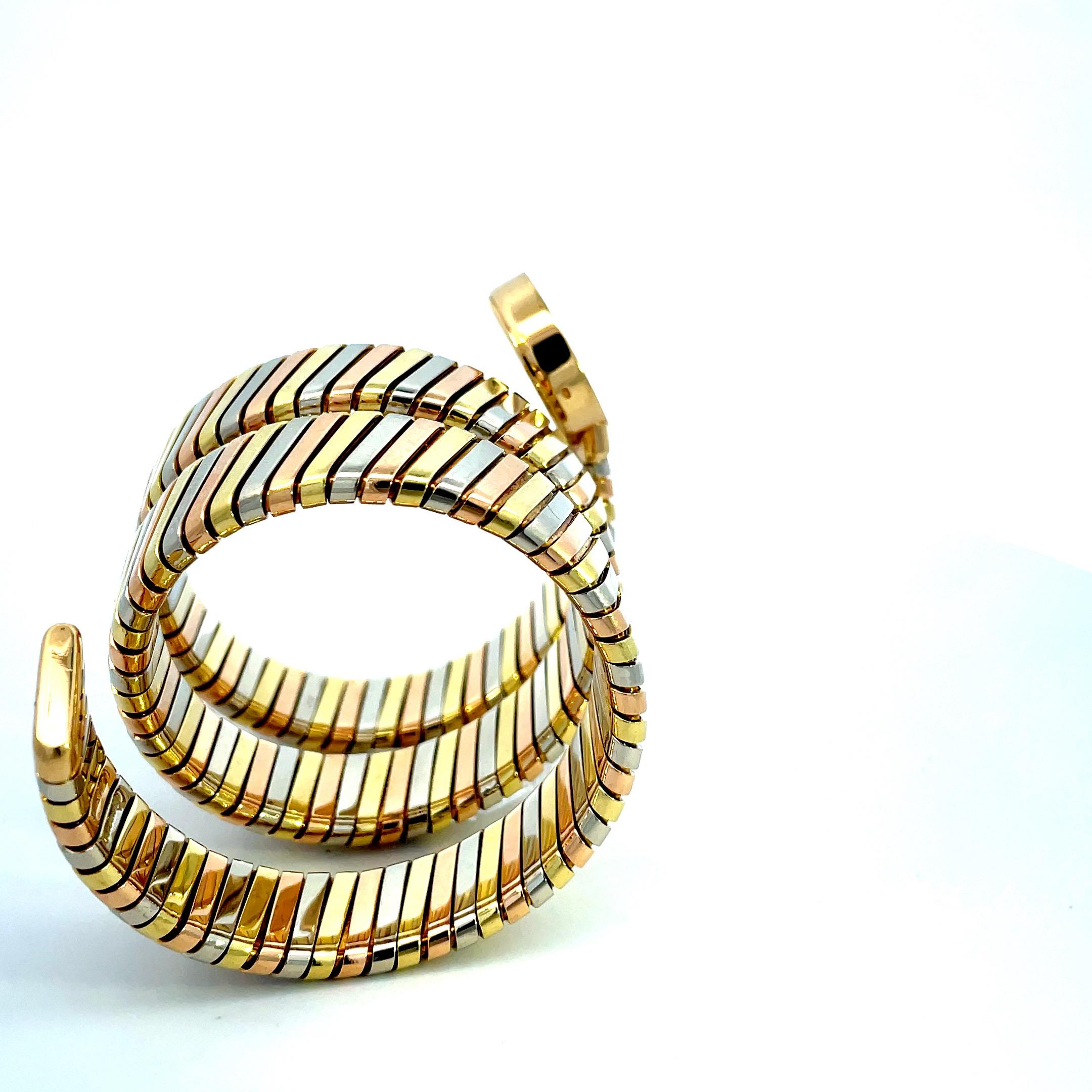 Bulgari Montre-bracelet Tubogas Serpenti en or 18 carats à trois couleurs en vente 2