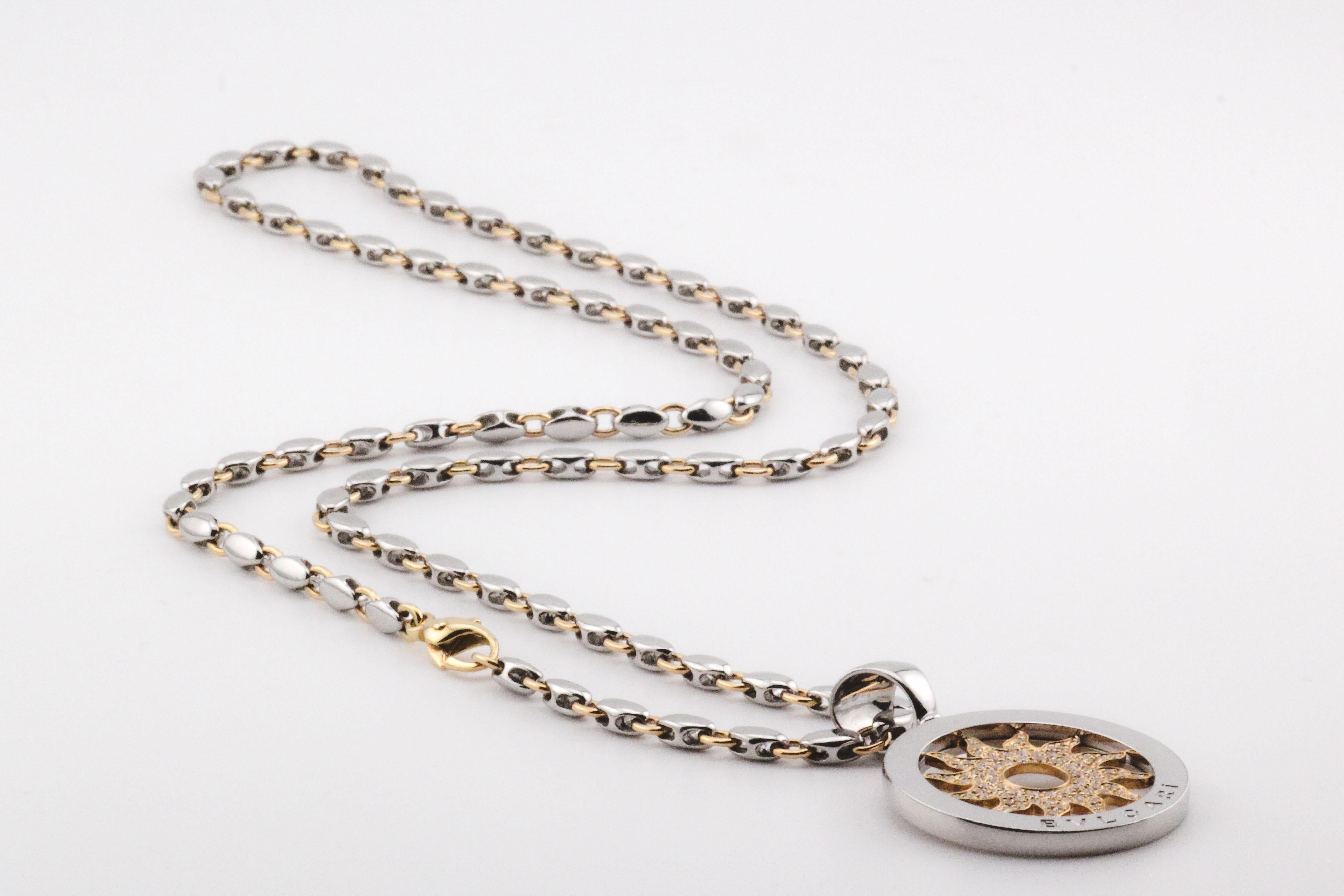 La collana con ciondolo Sunburst di BVLGARI è un gioiello di grande impatto che mette in mostra un design e una maestria eccezionali. Questa collana presenta un affascinante motivo a raggiera in oro giallo 18 carati, intricato e impreziosito da