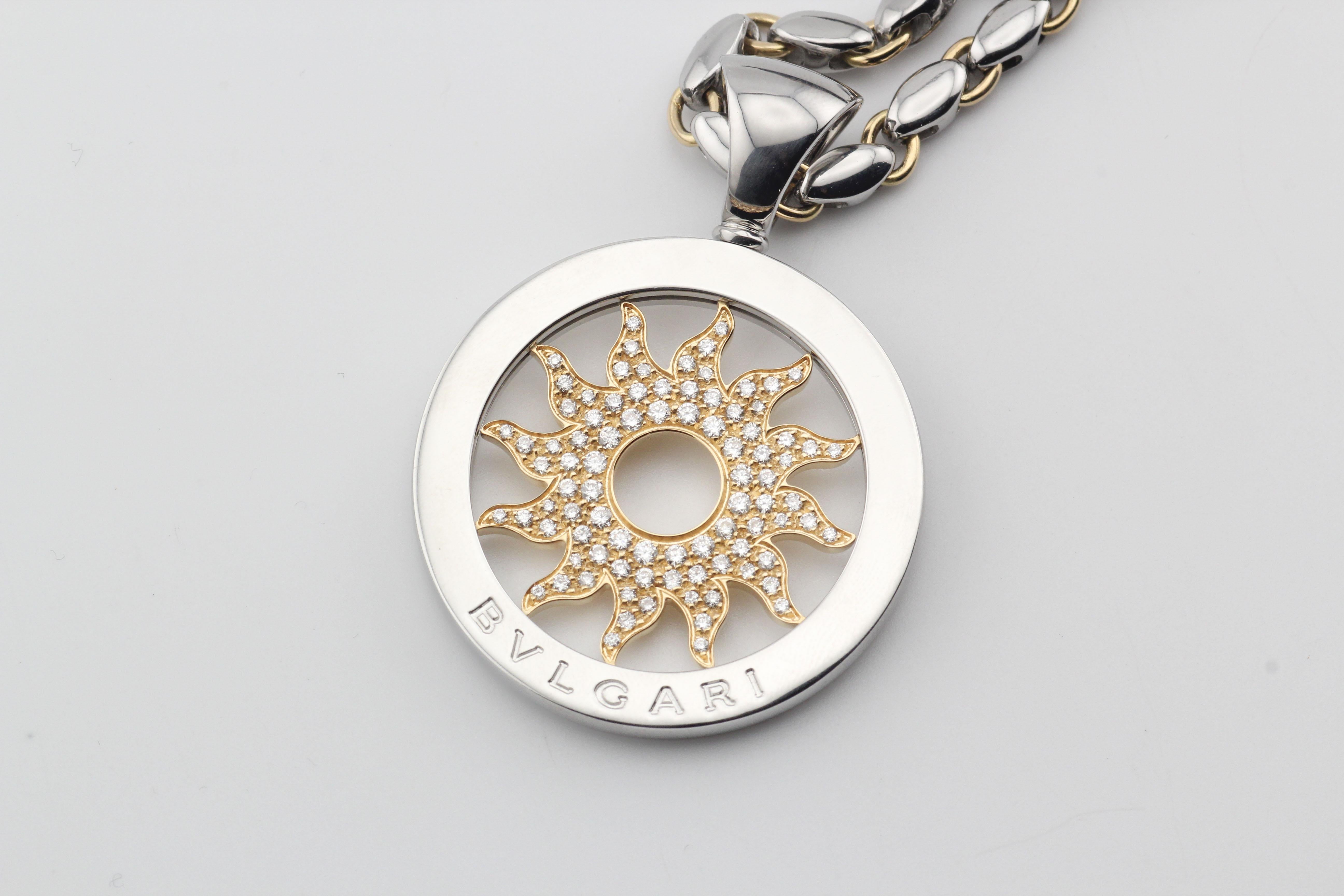 El collar colgante Sunburst de BVLGARI es una pieza de joyería llamativa que muestra un diseño y una artesanía excepcionales. Este collar presenta un cautivador motivo de rayo de sol en oro amarillo de 18 quilates, intrincadamente adornado con