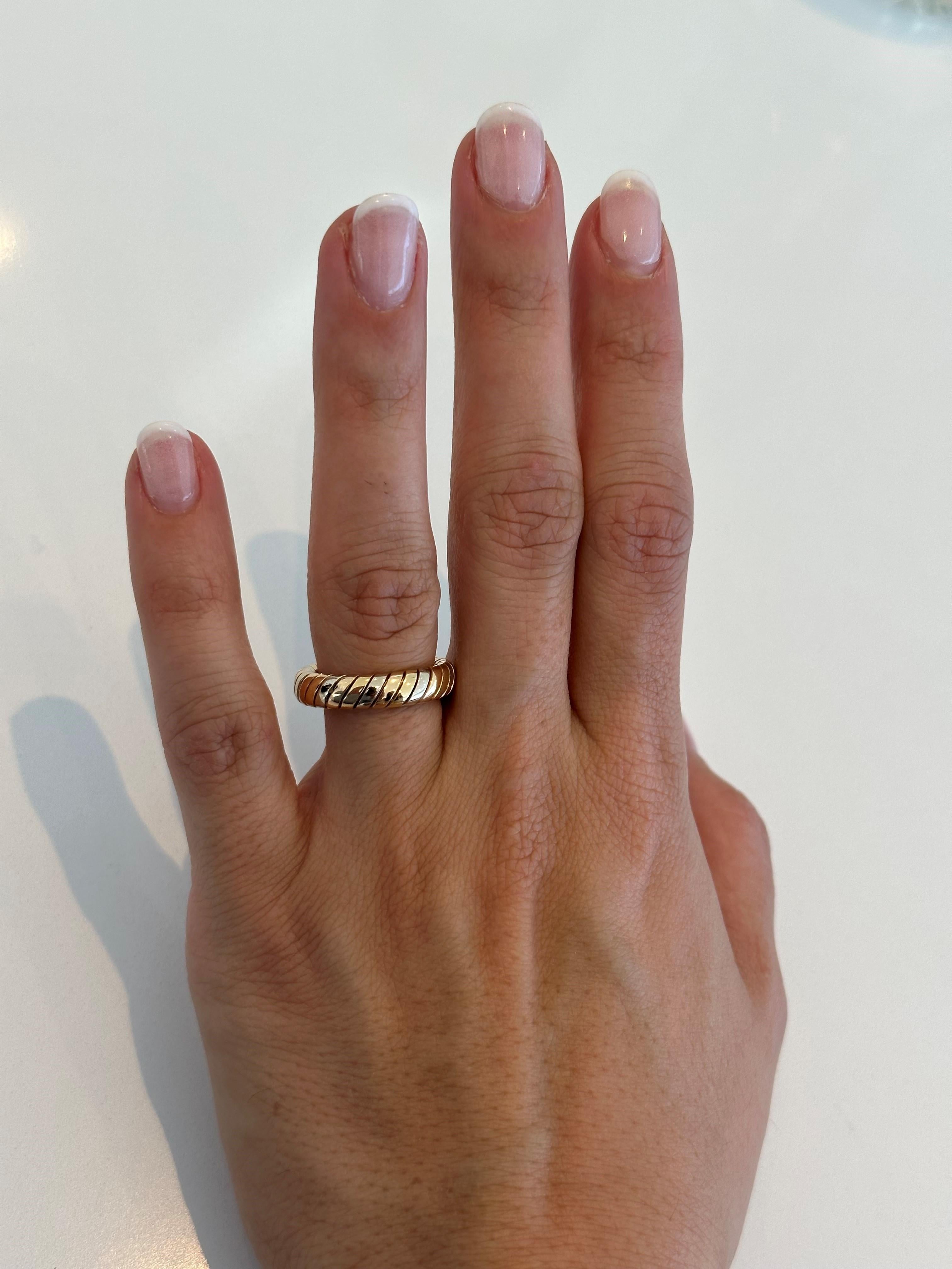 Tubogas-Ring aus dreifarbigem Gold von Bulgari im Zustand „Gut“ im Angebot in New York, NY