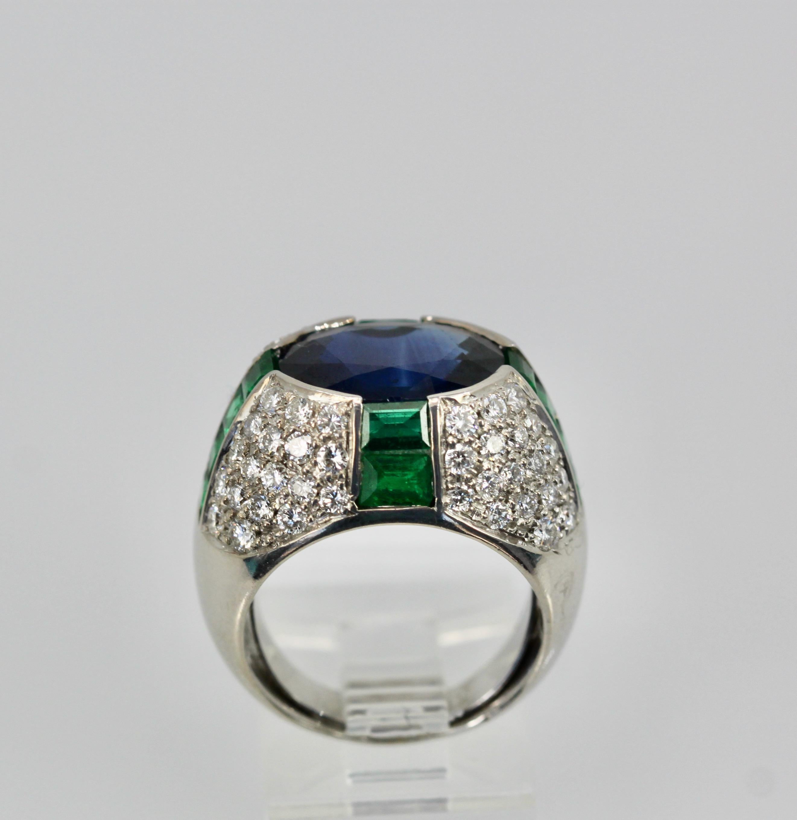 Dieser wunderschöne Ring von Bulgari ist wirklich etwas Besonderes.  Der Ring heißt Trombino, ein Stil von Bulgari.  Dieser Ring ist mit einem wunderschönen Ceylon-Saphir besetzt. Der Saphir wiegt etwa 7,00 Karat.  Darüber hinaus hat es auch