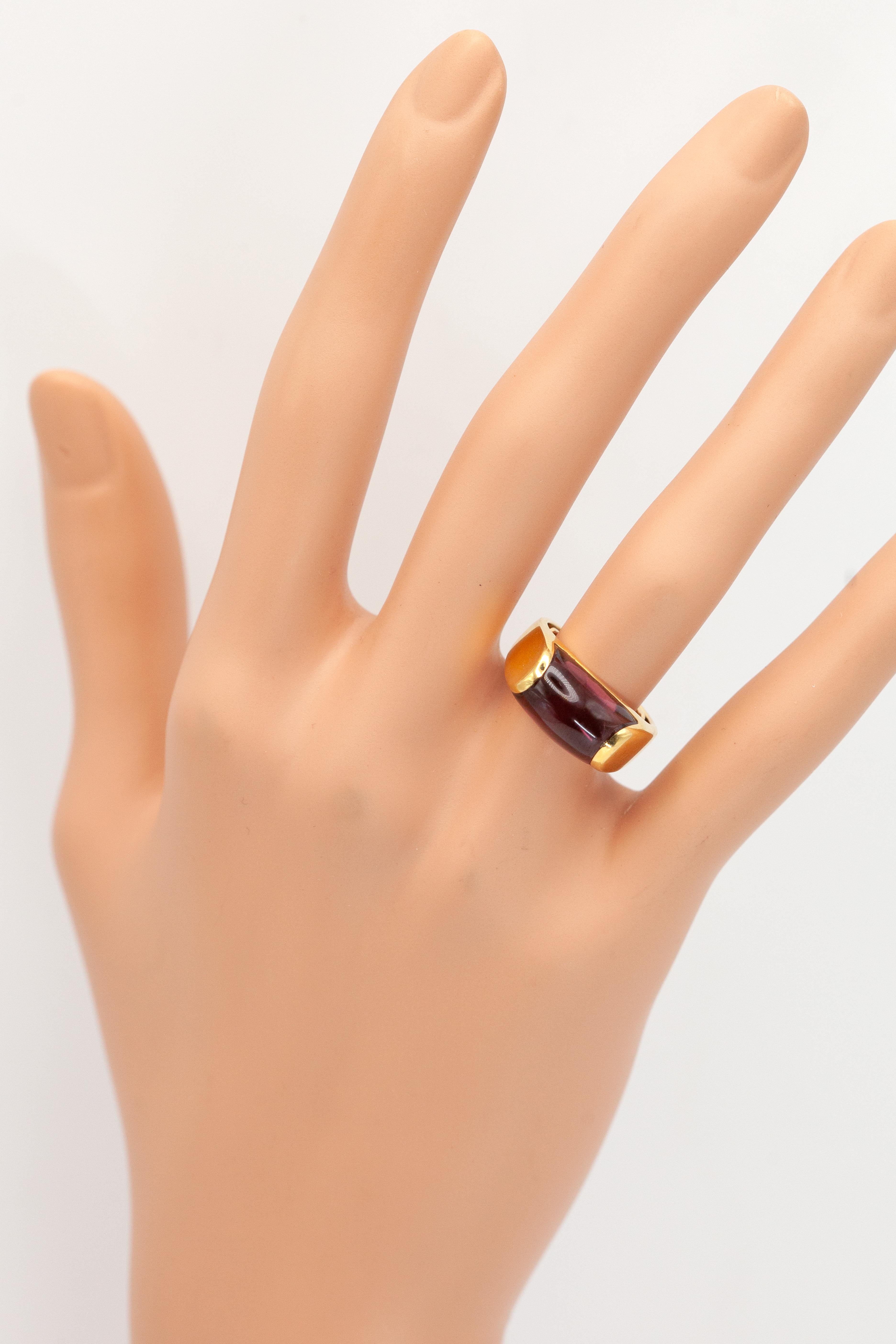 Anillo Bulgari Tronchetto de oro amarillo de 18 quilates con rubelita Moderno en venta