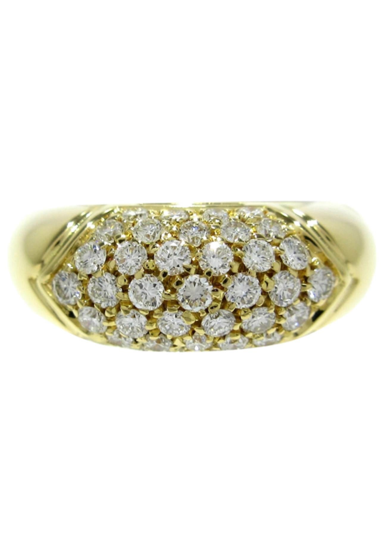 Vintage Glamour Tronchetto ring designed by Bvlgari.

A geometric ring band, crafted in Rome Italy by the house of Bulgari in solid yellow  18k gold, it features 1 carats of colorless sparkling Round brilliant cut Diamonds. Dated 1980'.

Has a total