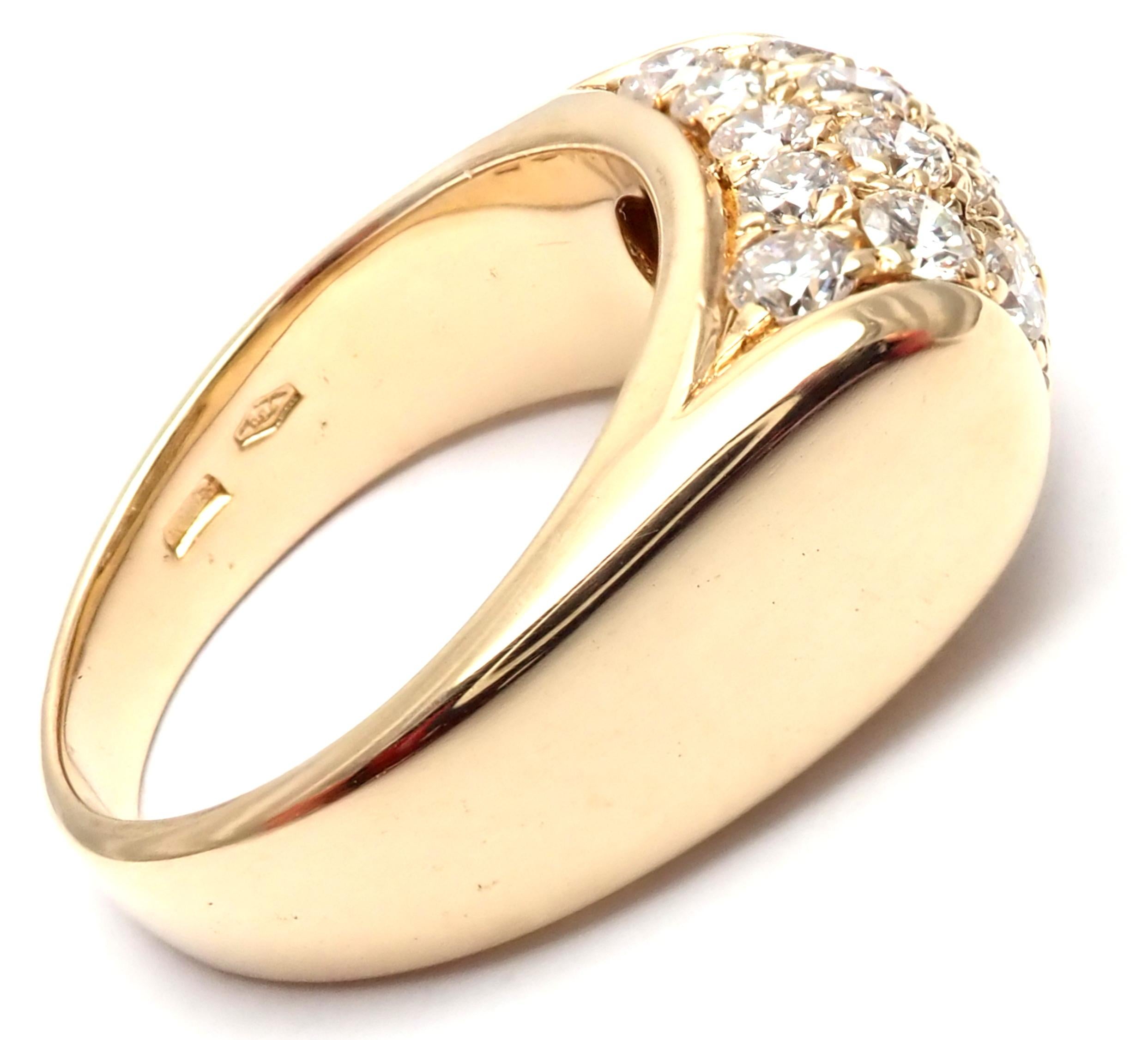 18k Yellow Gold Diamond Tronchetto Band Ring by Bulgari.
With 22 round brilliant cut diamonds VS1 clarity, G color total weight approx. .75ct
Details:
Ring Size: 5.5
Weight: 8.6 grams
Width: 8.5mm
Stamped Hallmarks: Bvlgari 750
*Free Shipping within