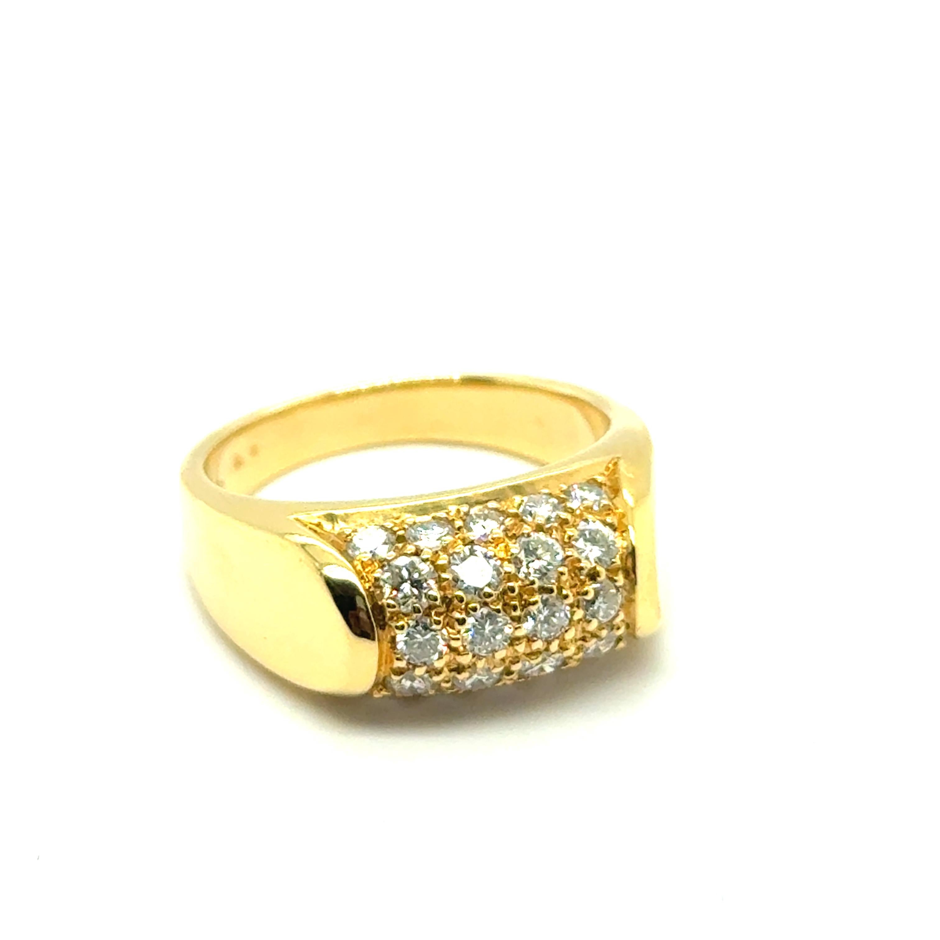 This stunning Bulgari ring from the Tronchetto collection is a testament to timeless Italian design and unparalleled craftsmanship.

Fashioned in radiant 18-karat yellow gold, it features a central panel adorned with 22 brilliant-cut diamonds,