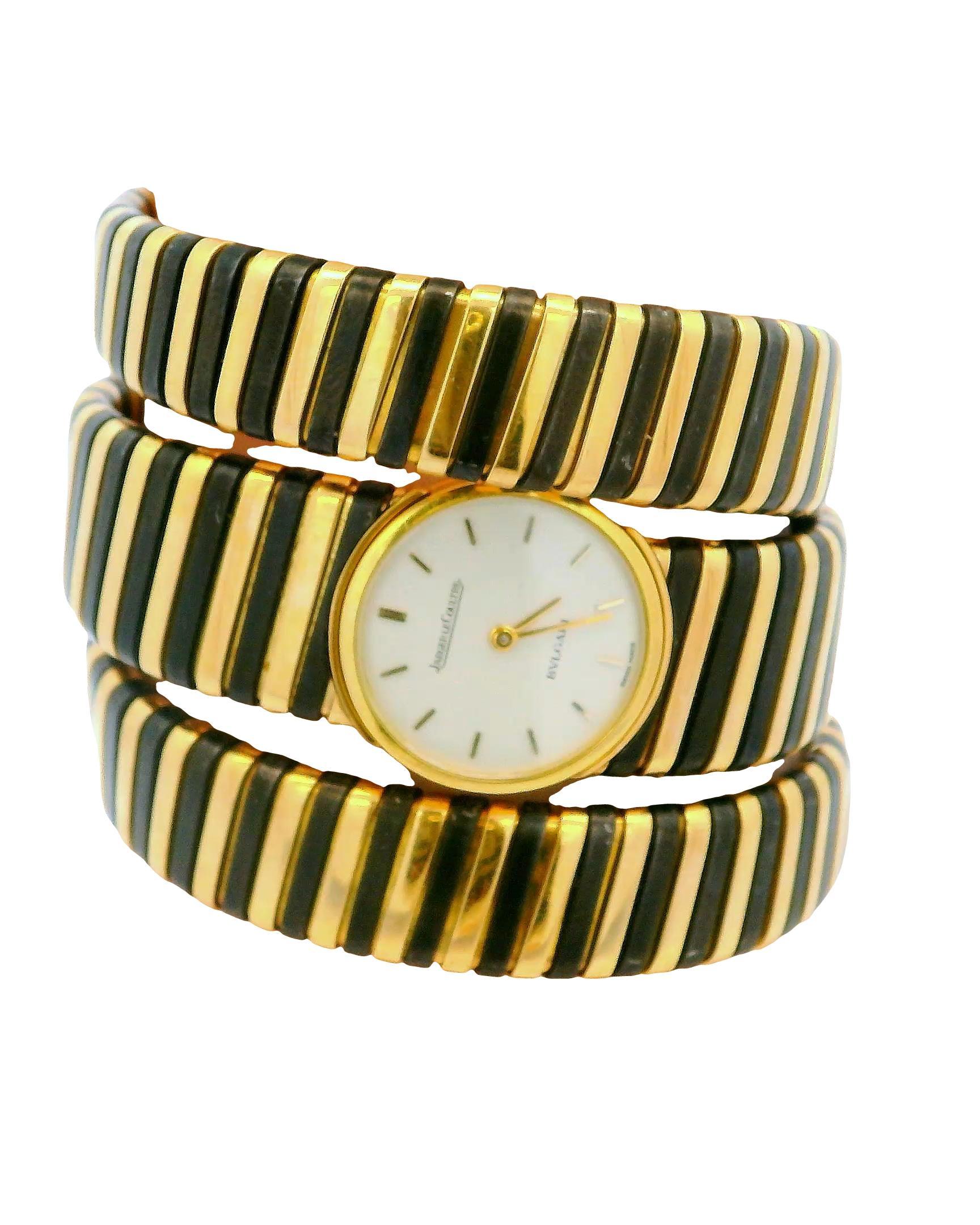 Se trata de un raro reloj Bulgari Tubogas de oro amarillo y ennegrecido de 18 quilates, fabricado en Italia hacia 1975. Incorpora un movimiento manual Jaeger LeCoultre y una corona de oro.