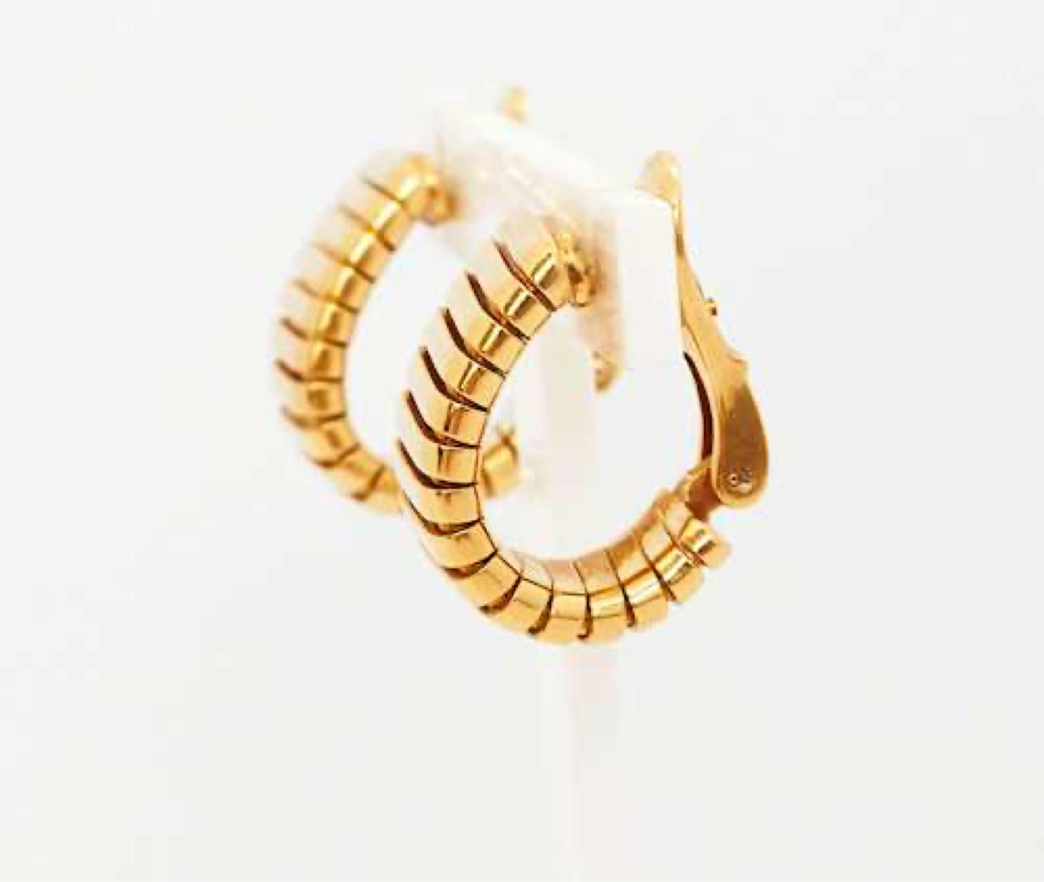 Indulge in luxury with these stunning Bulgari Tubogas link hoop clip-on earrings, meticulously crafted from radiant 18K yellow gold. The elegant clip-on design ensures easy and secure wear, making them a perfect addition to any woman's jewellery