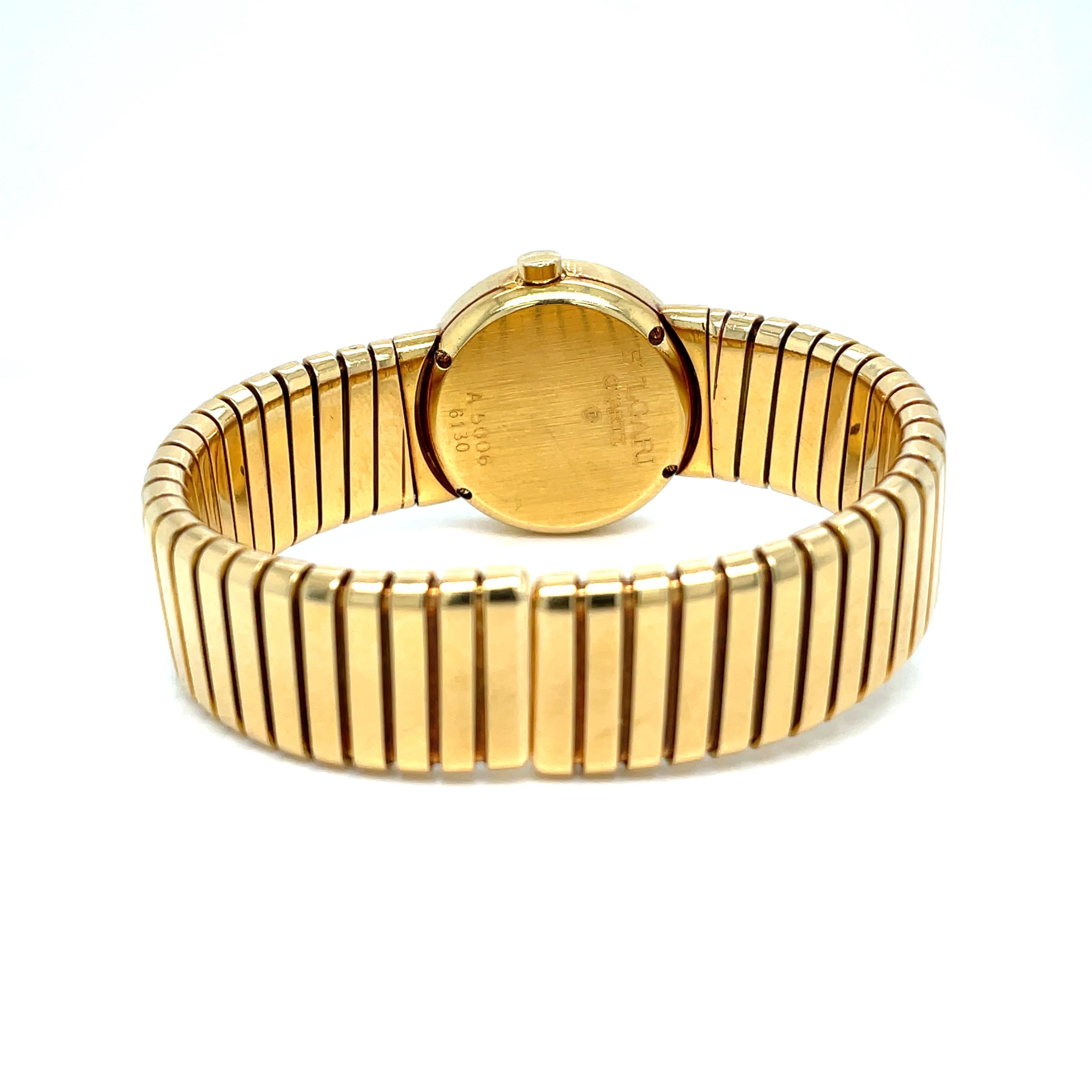 Icónico reloj Bvlgari Tubogas de oro amarillo de 18 quilates para señora, una obra maestra atemporal muy deseada, perfecta para llevar a diario.

Presenta una esfera negra con marcadores numéricos dorados. Reloj, esfera, caja, correa, todo firmado