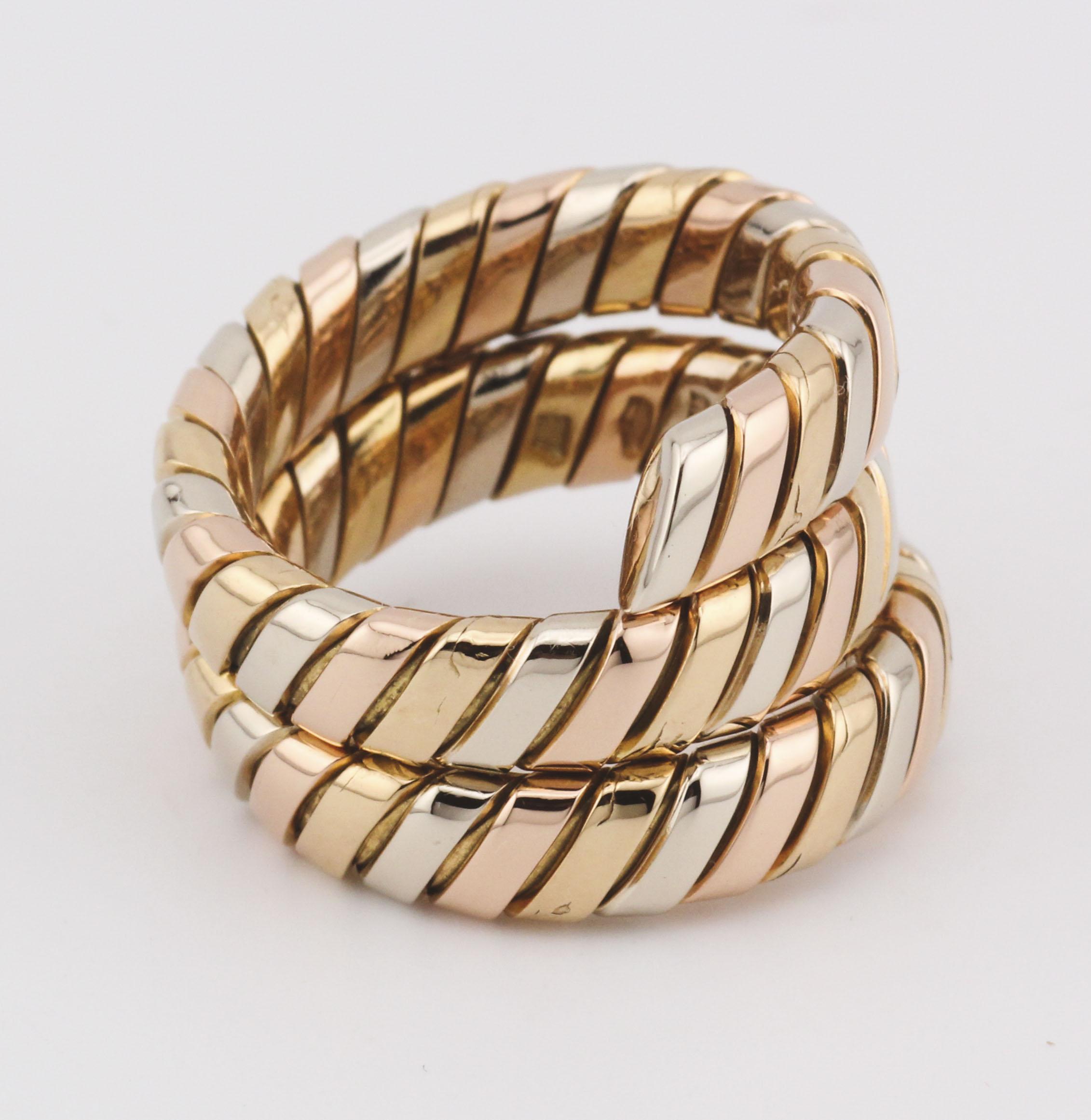 Voici la bague serpent flexible en or 18 carats Bulgari Tubogas 3 Color - un mélange envoûtant de design emblématique et d'artisanat luxueux de l'estimée maison de joaillerie italienne Bulgari. Cette bague est une représentation exquise de la