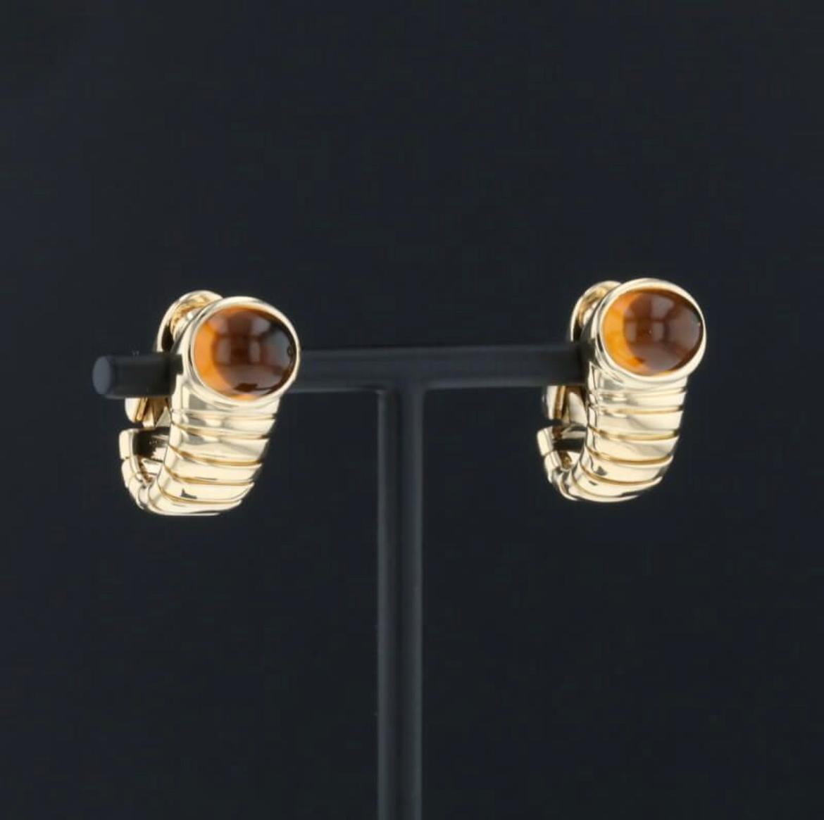 Classic Bulgari design for these Tubogas earrings, designed and made in Italy in solid 18k yellow gold, they feature 2 vivid large Citrine. Made in Italy, circa 1980

Has a total weight of 22 grams.
Dimensions: cm 1,2 x 2,3

Stamped, with the