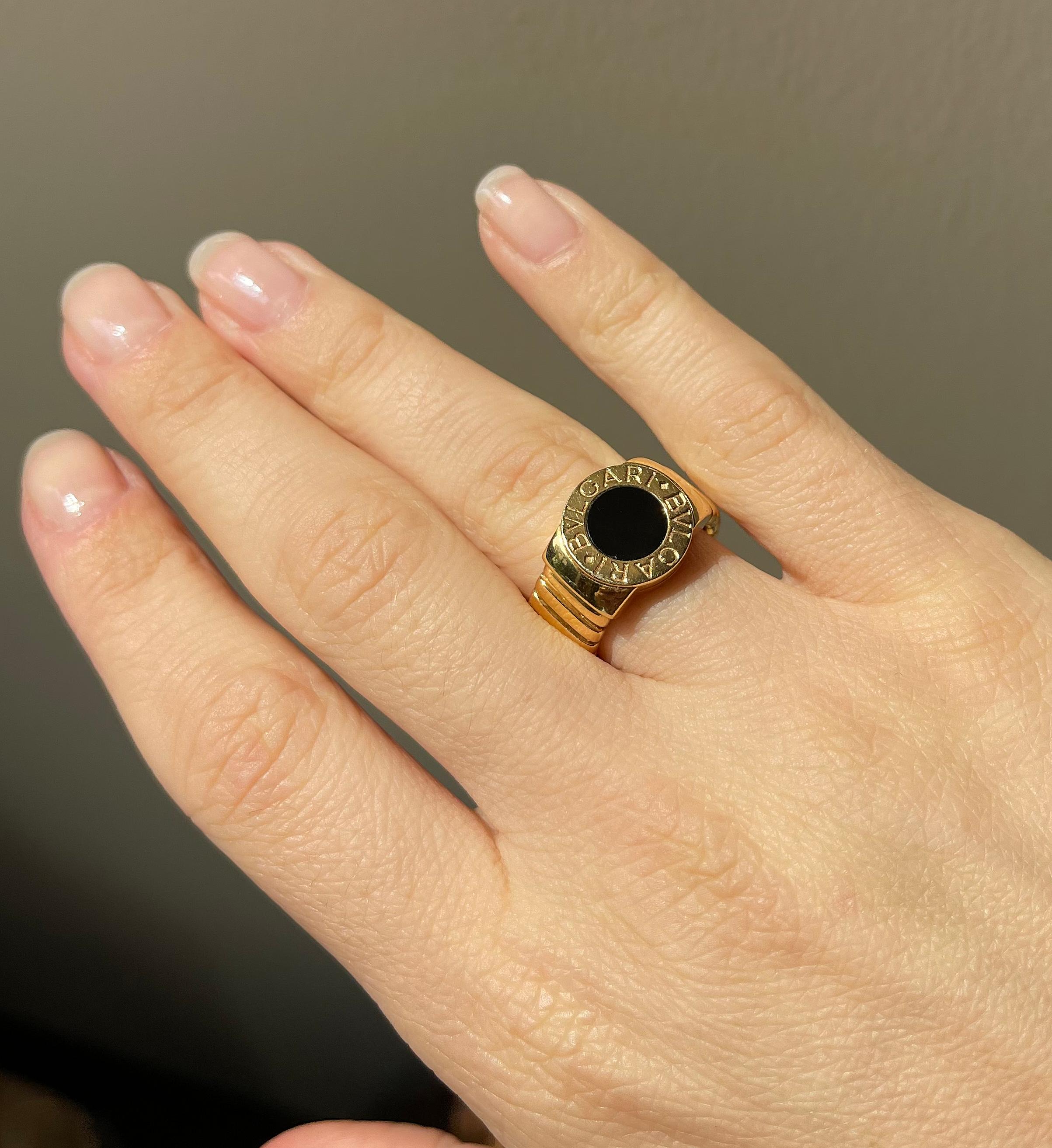 Klassischer Tubogas-Ring aus 18 Karat Gold von Bvlgari, mit Onyxaufsatz. Der Ring hat eine offene Rückseite und ist in der Größe leicht flexibel. Die Ringspitze hat einen Durchmesser von 0,5