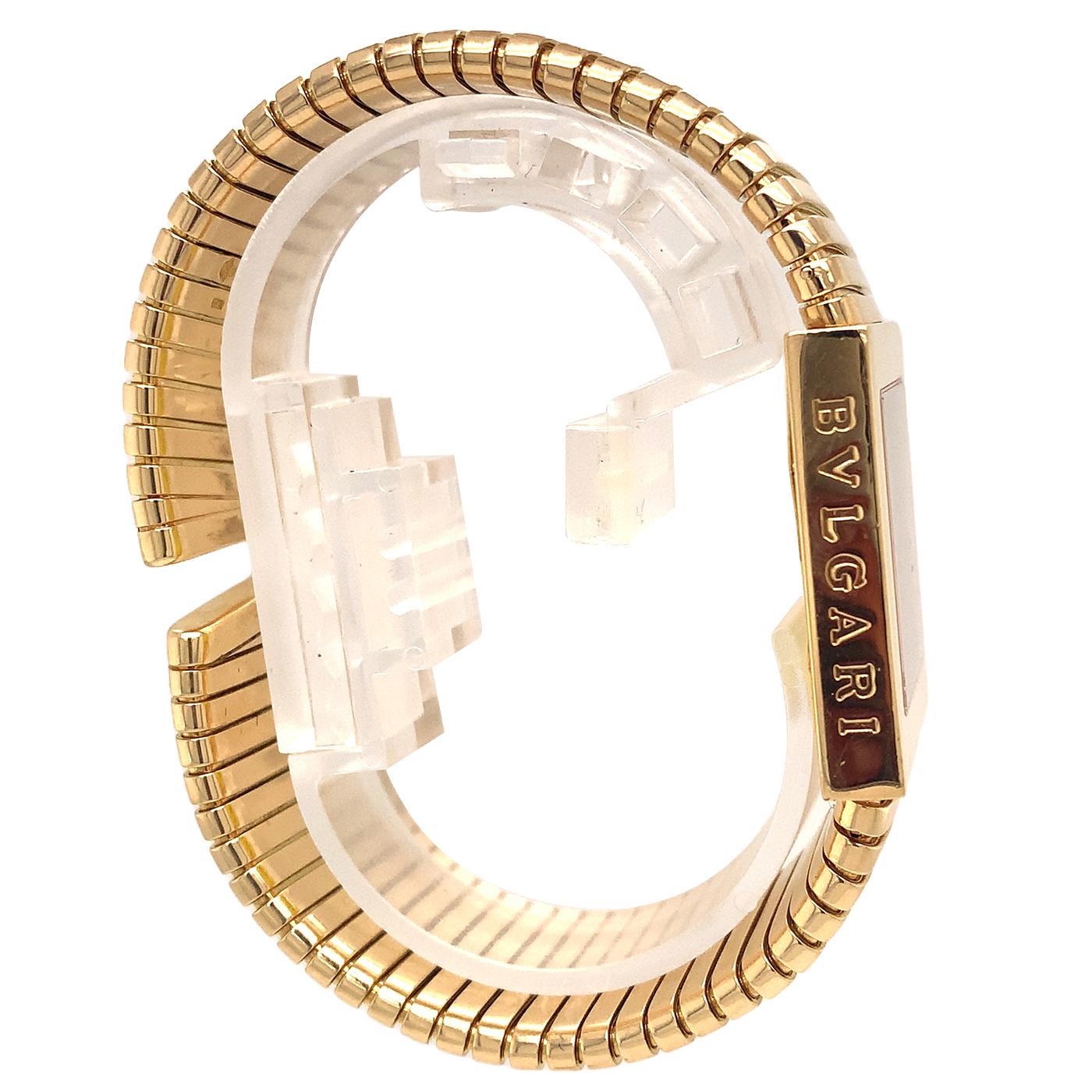 Bulgari Tubogas Quadrato 30mm Black Square Dial 18K Gold Vintage Watch SQ 22 2 T In Good Condition For Sale In Aventura, FL