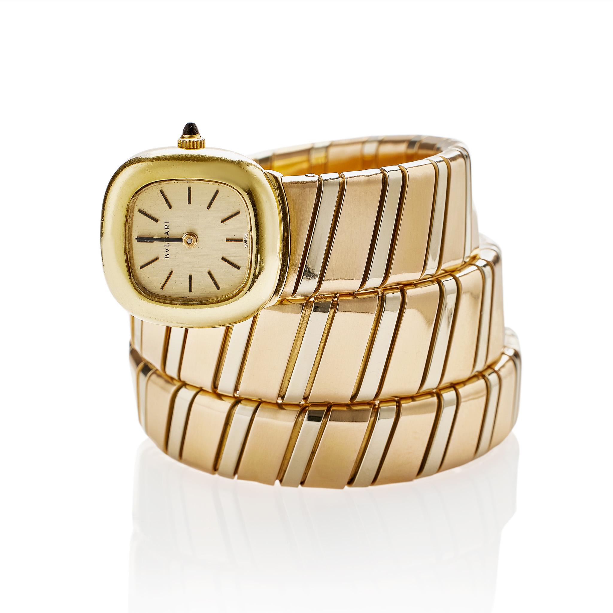 Créée vers 1970, cette montre-bracelet Bulgari Tubogas Serpenti à mouvement automatique est composée d'or tricolore 18 carats. Elle est conçue comme un serpent stylisé avec un corps flexible et enroulé de maillons tubogas en or rose et blanc se