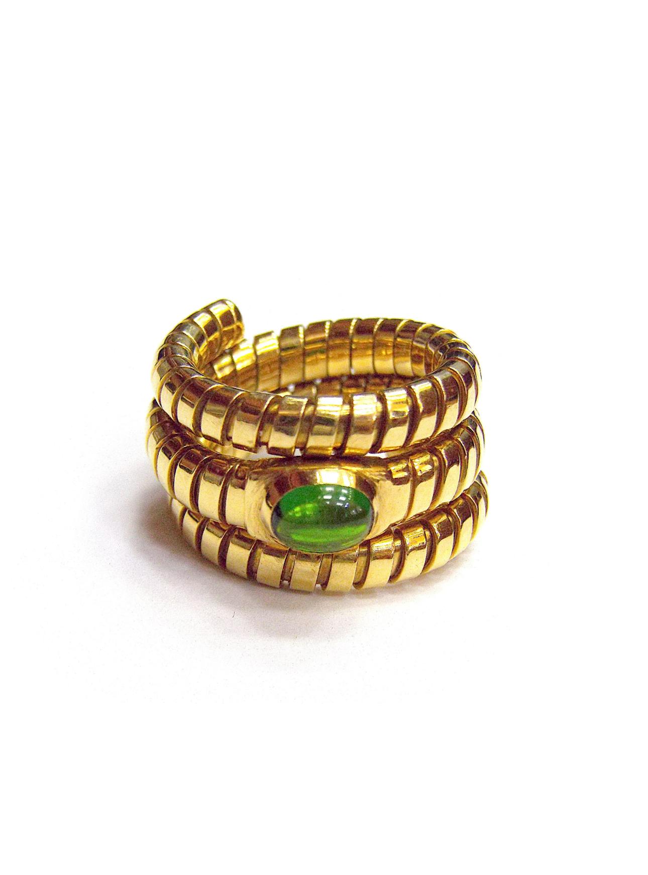 Bulgari Tubogas Serpenti Emerald 18k Yellow Gold 3-Row Ring In Excellent Condition For Sale In Napoli, NA