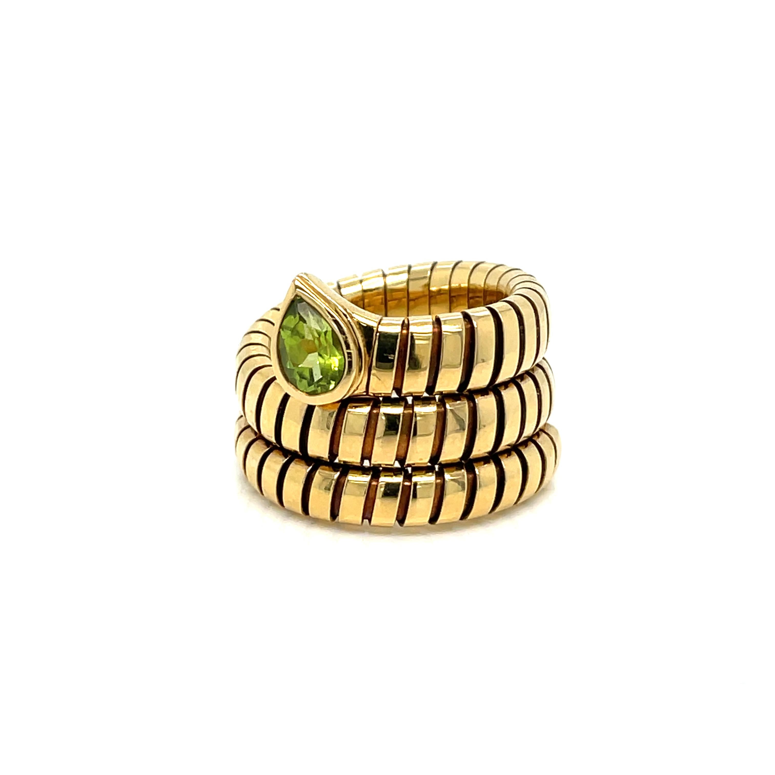 Bulgari Tubogas Serpenti Peridot 18k Yellow Gold 3-Row Ring In Excellent Condition In Napoli, Italy