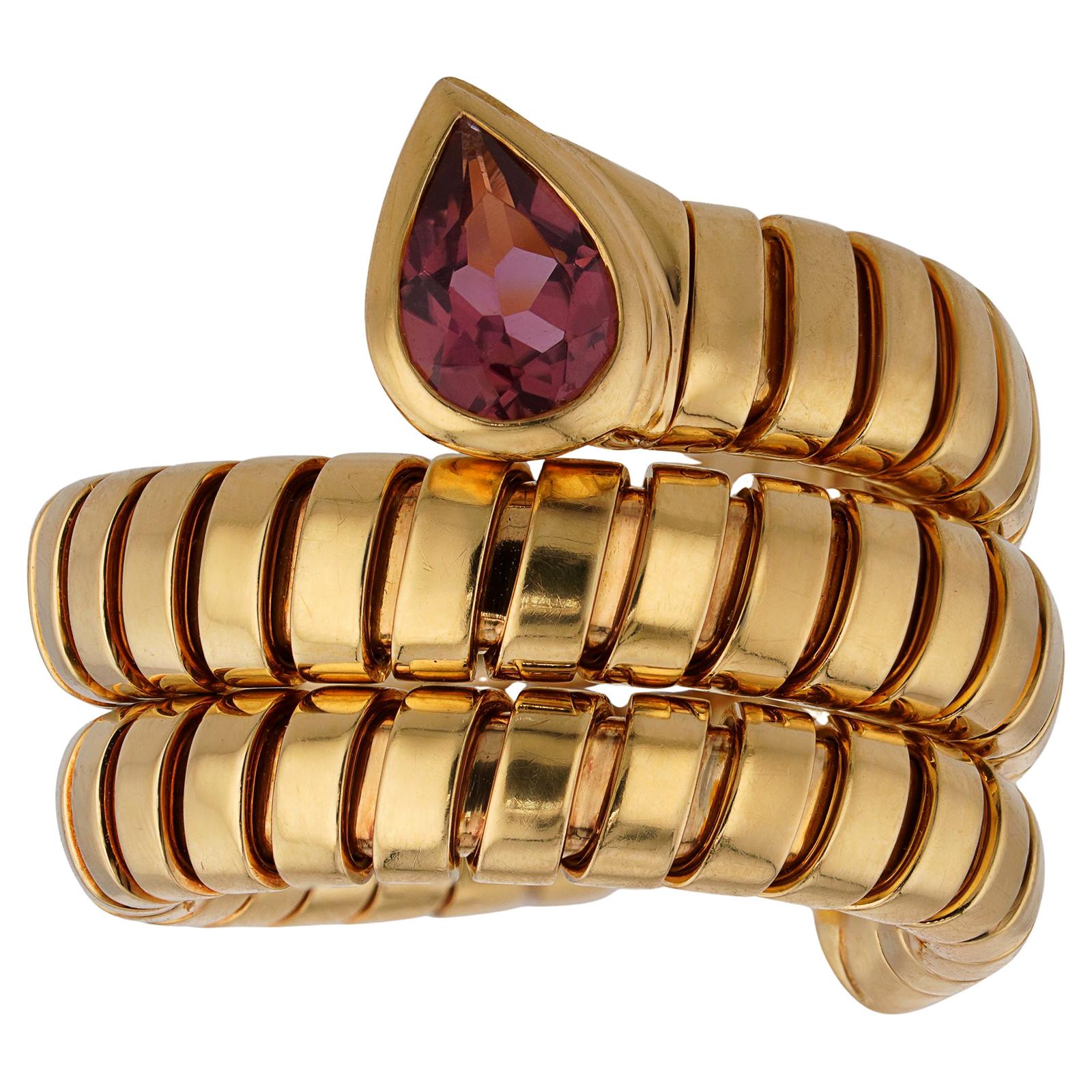 BULGARI Tubogas Serpenti Pink Tourmaline Yellow Gold 3-Row Ring In Excellent Condition For Sale In New York, NY