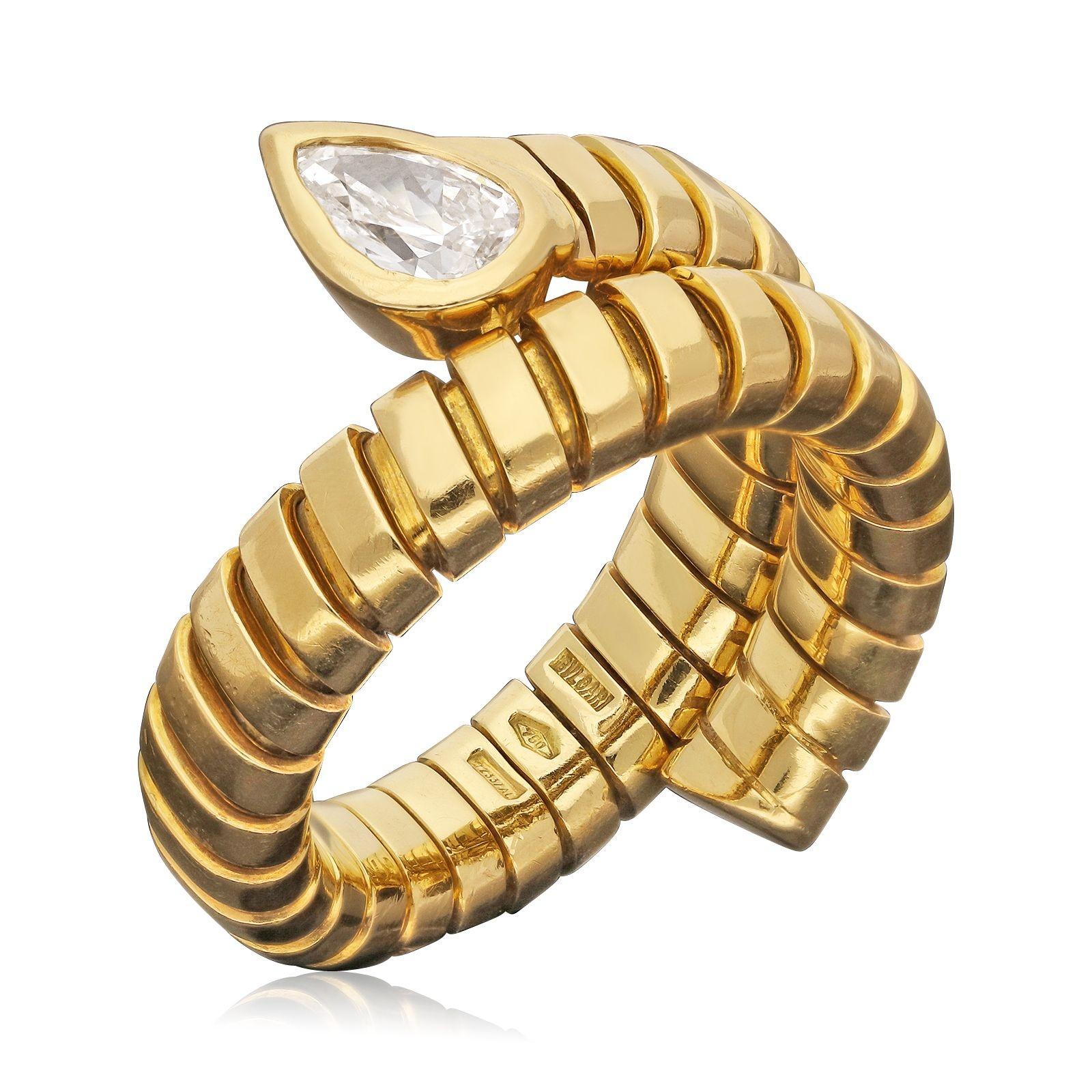 Ein flexibler Serpenti Tubogas Gold- und Diamantring von Bulgari aus den 2000er Jahren. Der Ringkörper aus 18-karätigem Gold mit dem charakteristischen, dehnbaren Tubogas-Design passt sich bequem an verschiedene Fingergrößen an, indem er sich