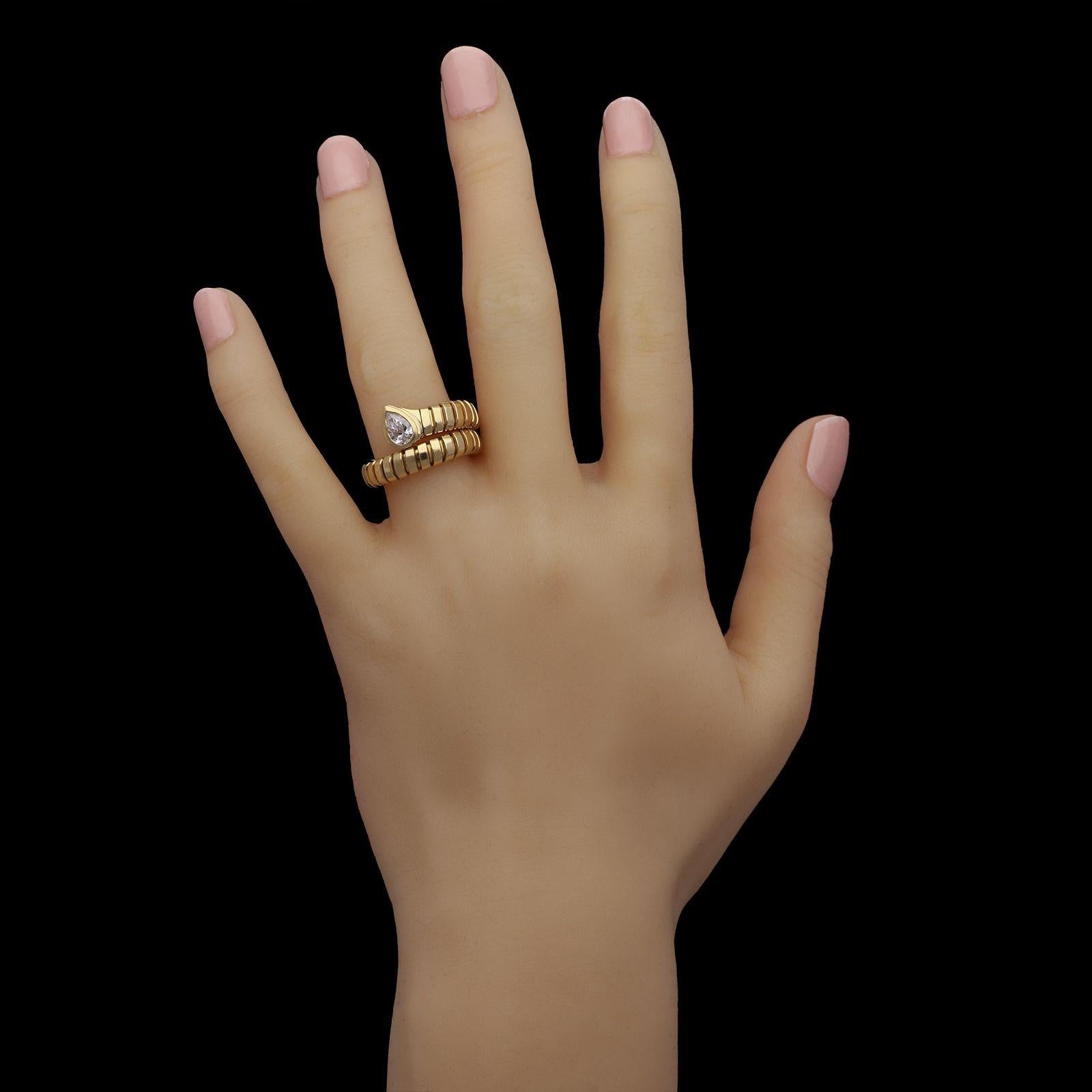 Bulgari Tubogas Serpenti-Ring aus 18 Karat Gelbgold mit birnenförmigem Diamantkopf für Damen oder Herren im Angebot