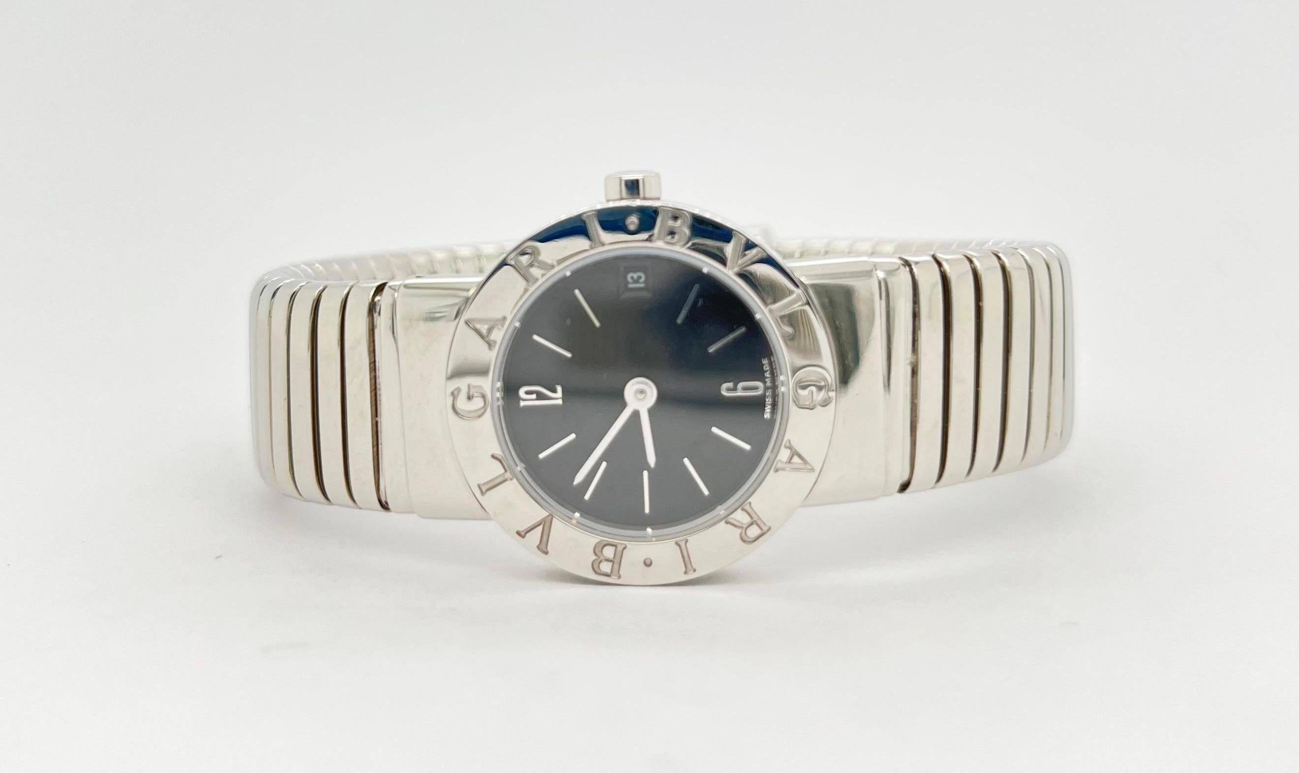 Bulgari Tubogas Ladies wristwatch w/black dial and sapphire crystal top, quartz movement, will fit a wrist up to 6.25 inches. Dial diameter: 23 x 23 mm
Marked:BULGARI BB 23 2T S
weight: 50.3 g
Circa 1990'
