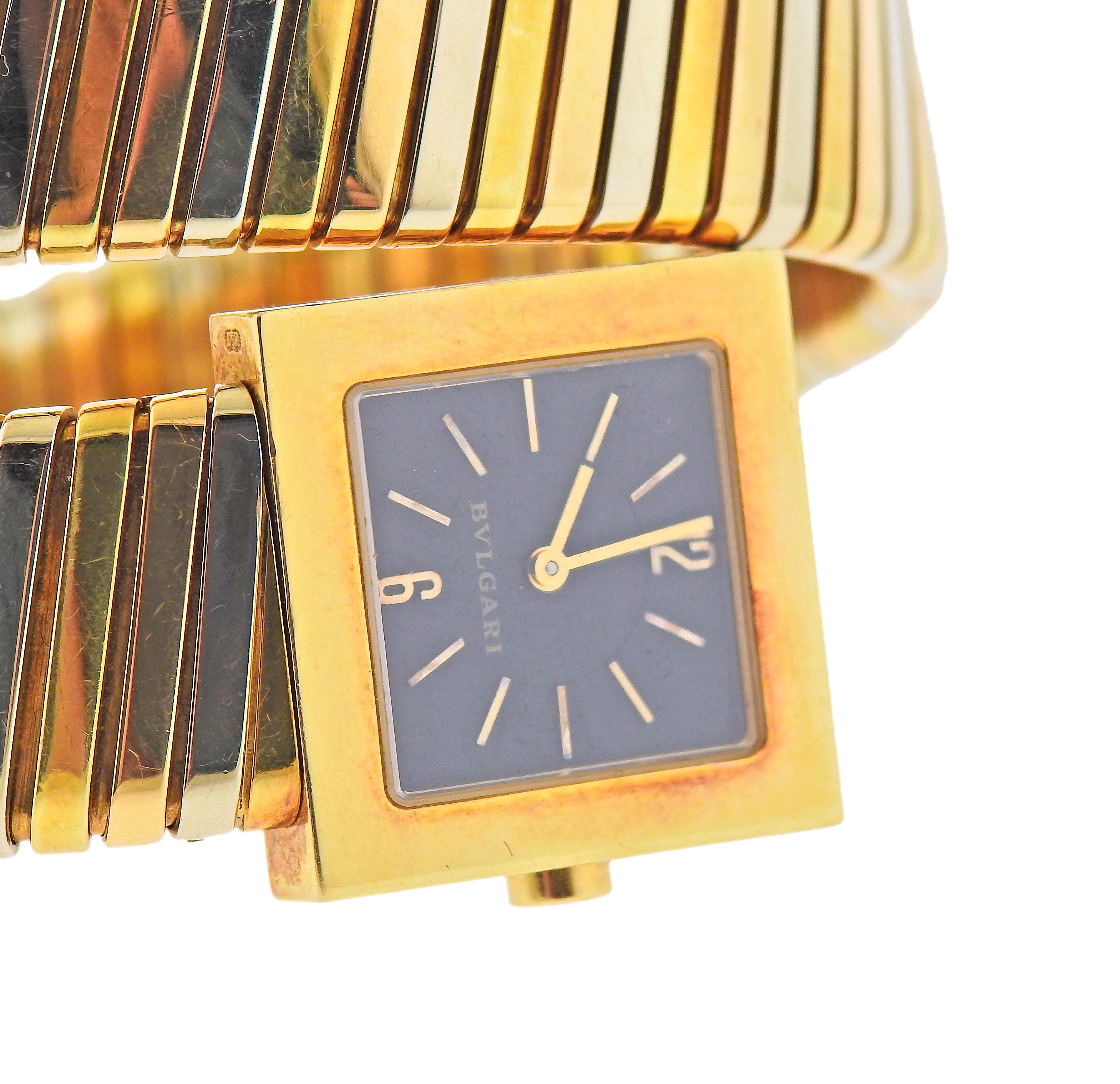 Montre bracelet Tubogas classique en or tricolore 18k de Bvlgari, avec cadran noir et mouvement à quartz. Le bracelet convient à un poignet moyen de 6,5 à 7 pouces. La largeur du bracelet est de 1,5