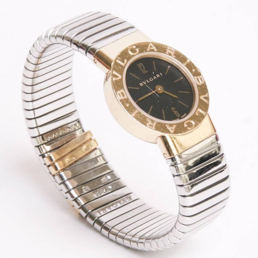 Bulgari Iconic 'Tubogas' Uhr in 18K Gelbgold und Stahl. 
Das Armband ist flexibel. Das Glas ist aus Saphir und schwarzem Hintergrund mit einem Zifferblatt, das 26 mm misst.
 Es ist ein Quarzwerk. Es gibt Mikrokratzer aufgrund des normalen Gebrauchs.