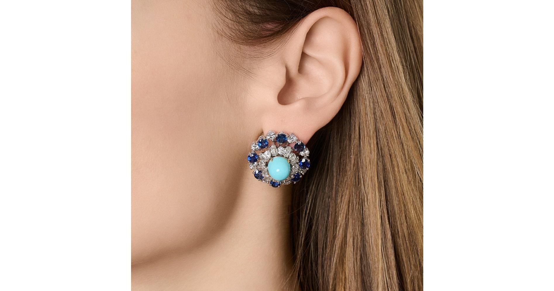 Entdecken Sie zeitlose Eleganz mit diesen exquisiten Bulgari-Ohrringen aus Türkis, Saphir und Diamant. In der Mitte jedes Ohrrings befindet sich ein bezaubernder Cabochon-Türkis, der von einem Kranz aus lebhaften Saphiren und funkelnden Diamanten