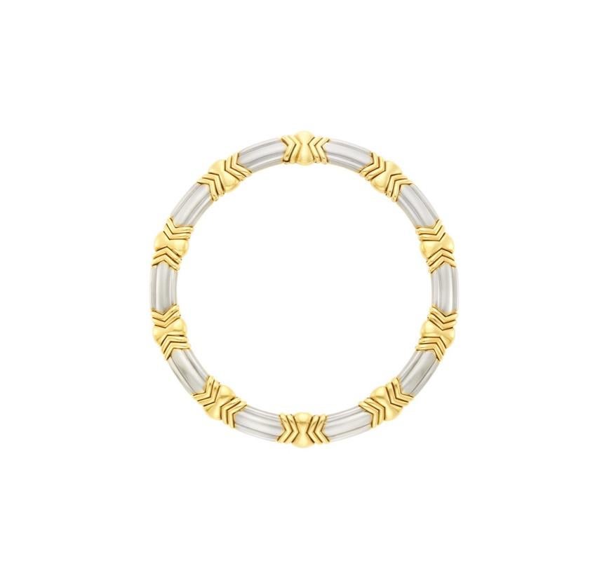 Un bi-couleur en or 18k conçu par Bulgari, présentant des panneaux d'or blanc joints à des panneaux d'or à motif géométrique, signé Bulgari, ap. 124.5 dwts. 

Longueur 16 pouces. 
Largeur des maillons en or blanc 1/2 pouce. 
Largeur des maillons en