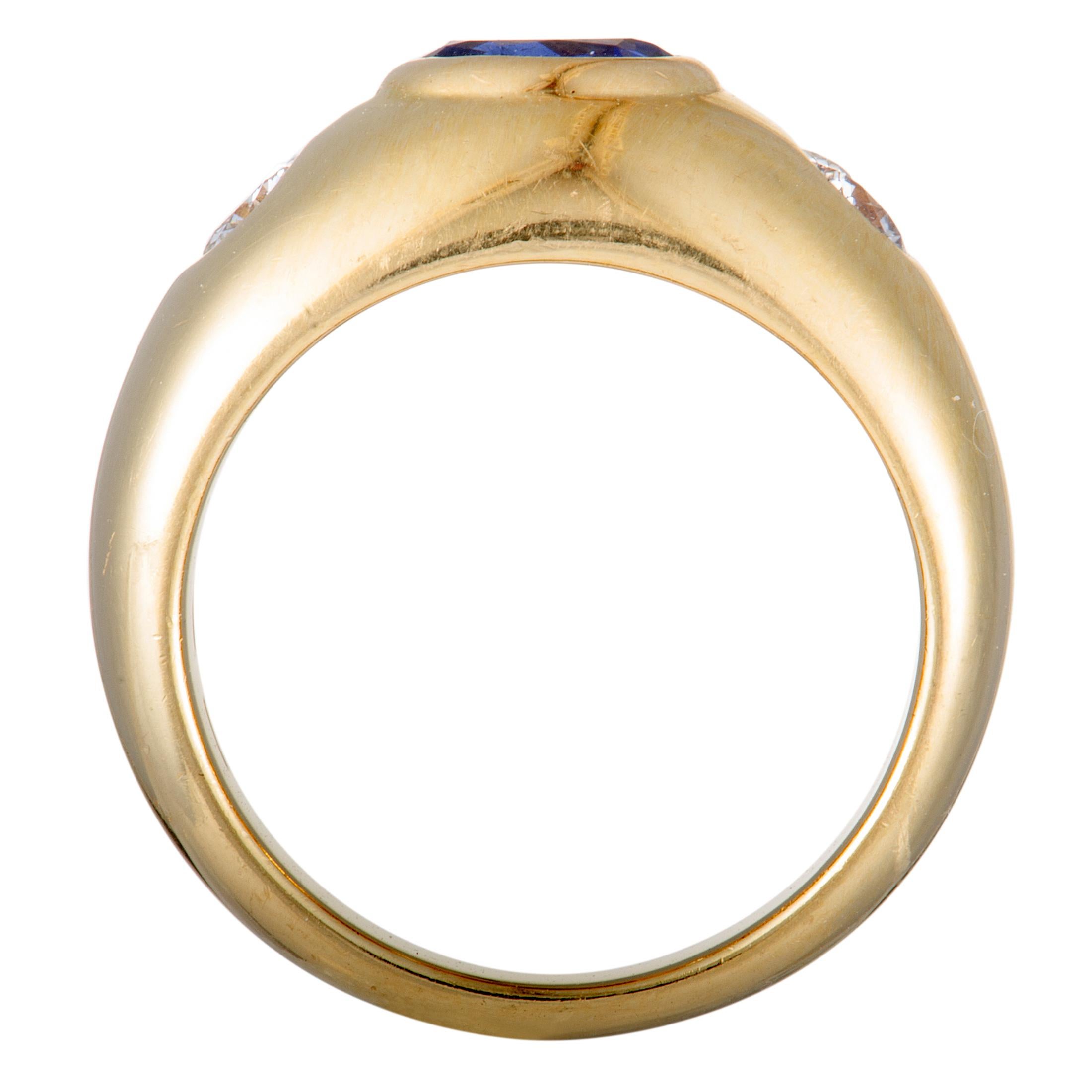 This elegant piece is designed by Bvlgari and it is beautifully crafted from luxurious 18K yellow gold, offering an exceptionally classy appearance. The ring is decorated with an expertly cut sapphire that weighs 1.00 carat, and with two gorgeous