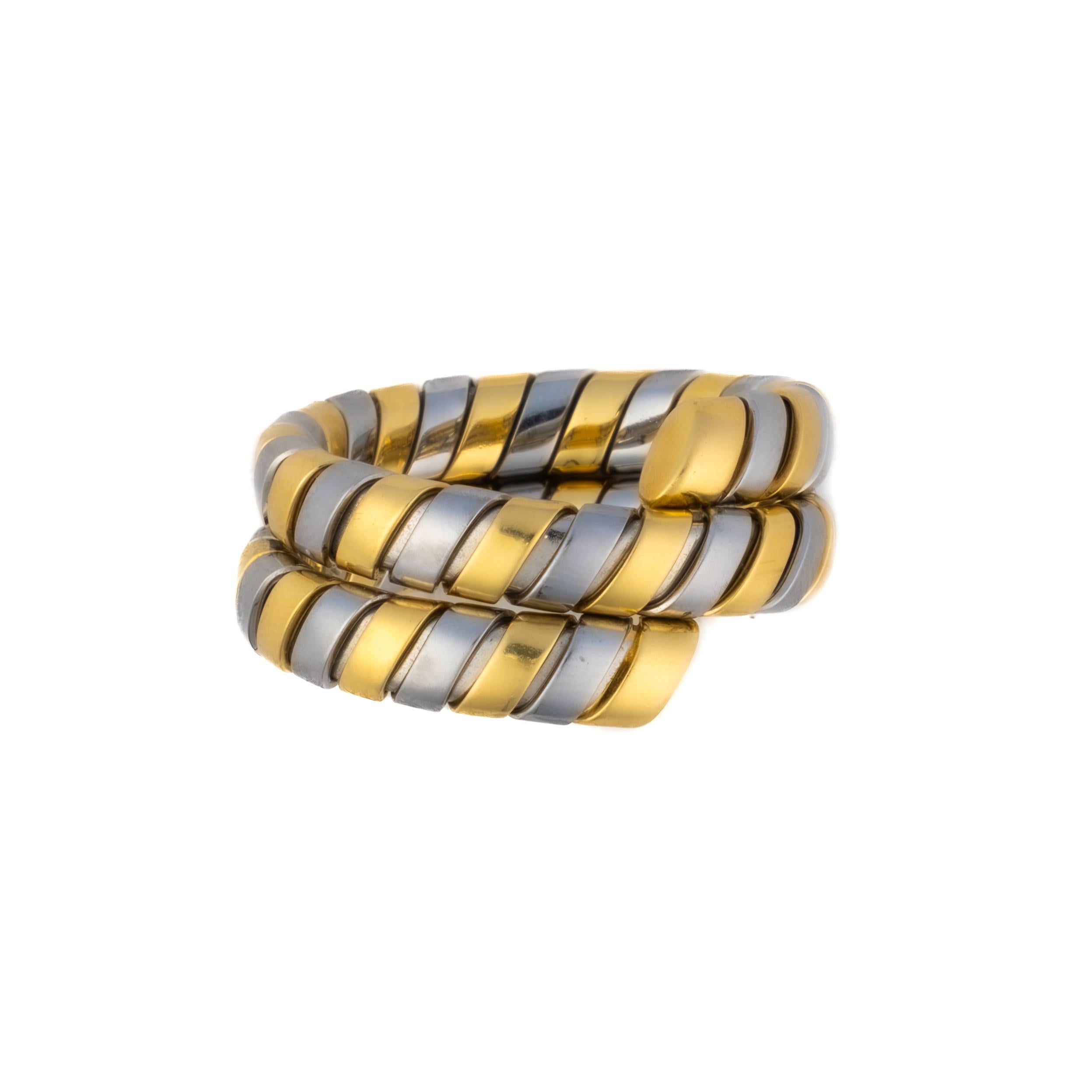 Anello Bulgari Tubogas Serpenti Bicolore

Descrizione:
Un audace anello Tubogas di Bulgari con un design a spirale eseguito in bande alternate di metallo giallo e bianco lucido. Questo anello flessibile mette in mostra l'estetica iconica della