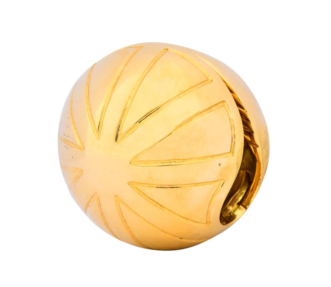  Each designed as a hollow hinged ball with an engraved radiating starburst motif

Fully signed Bvlgari and numbered

Stamped 750 for 18 karat gold

Measures: 3/4 x 3/4 inch

Total weight: 26.4 grams

Smart. Classic. Round.
 

 

Stock Number: