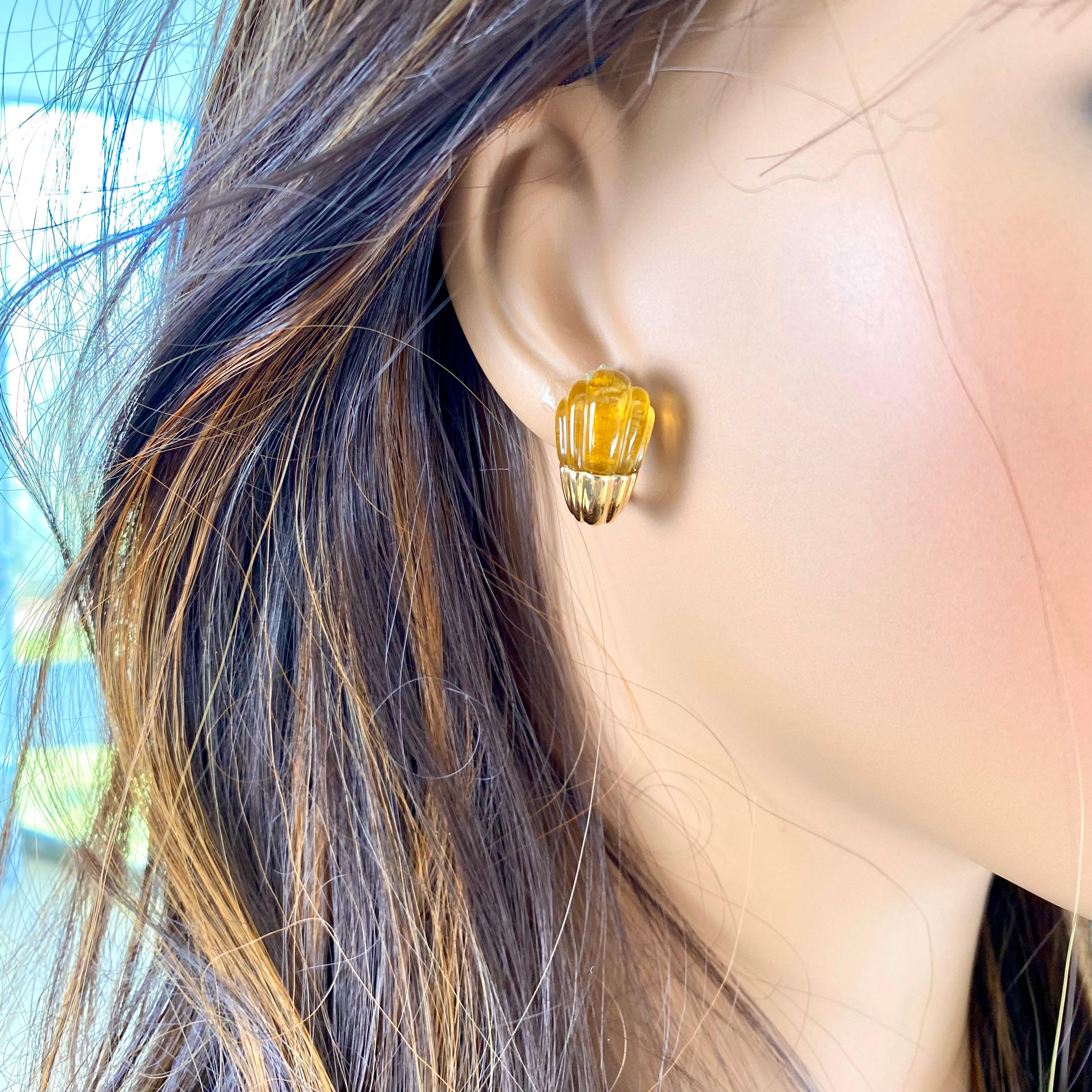 Bulgari Vintage 18 Karat Yellow Gold Carved Cabochon Citrine 0.75 Inch Earring For Sale 5
