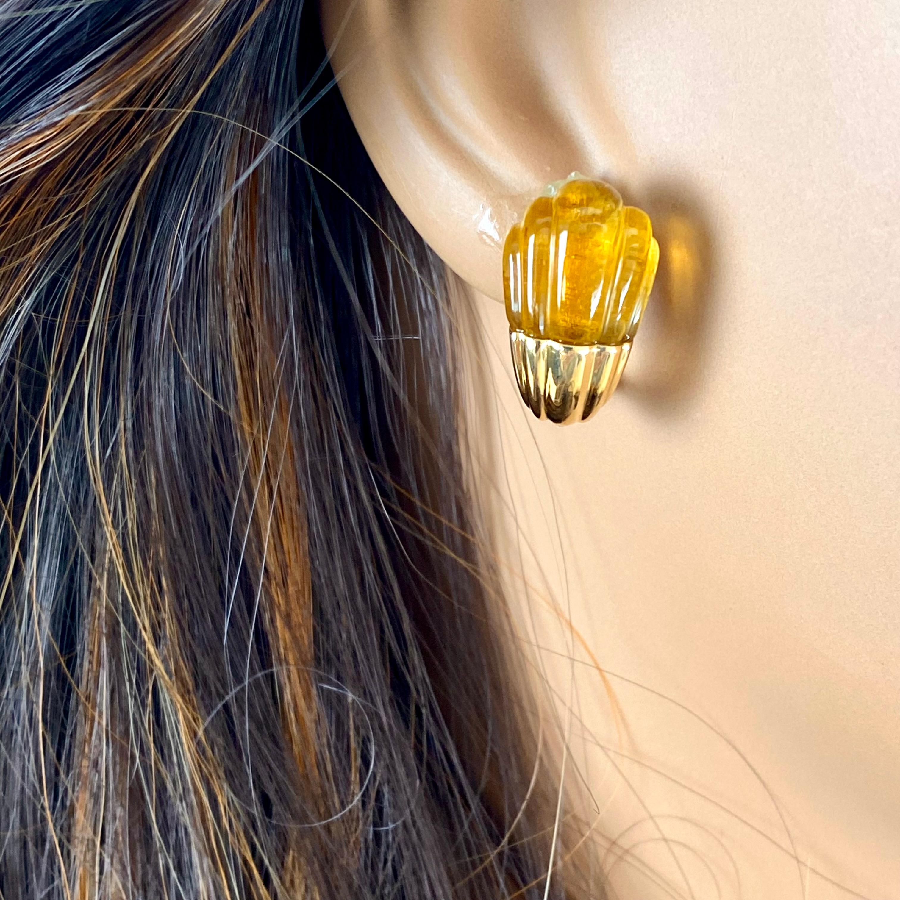 Bulgari Vintage 18 Karat Yellow Gold Carved Cabochon Citrine 0.75 Inch Earring For Sale 2