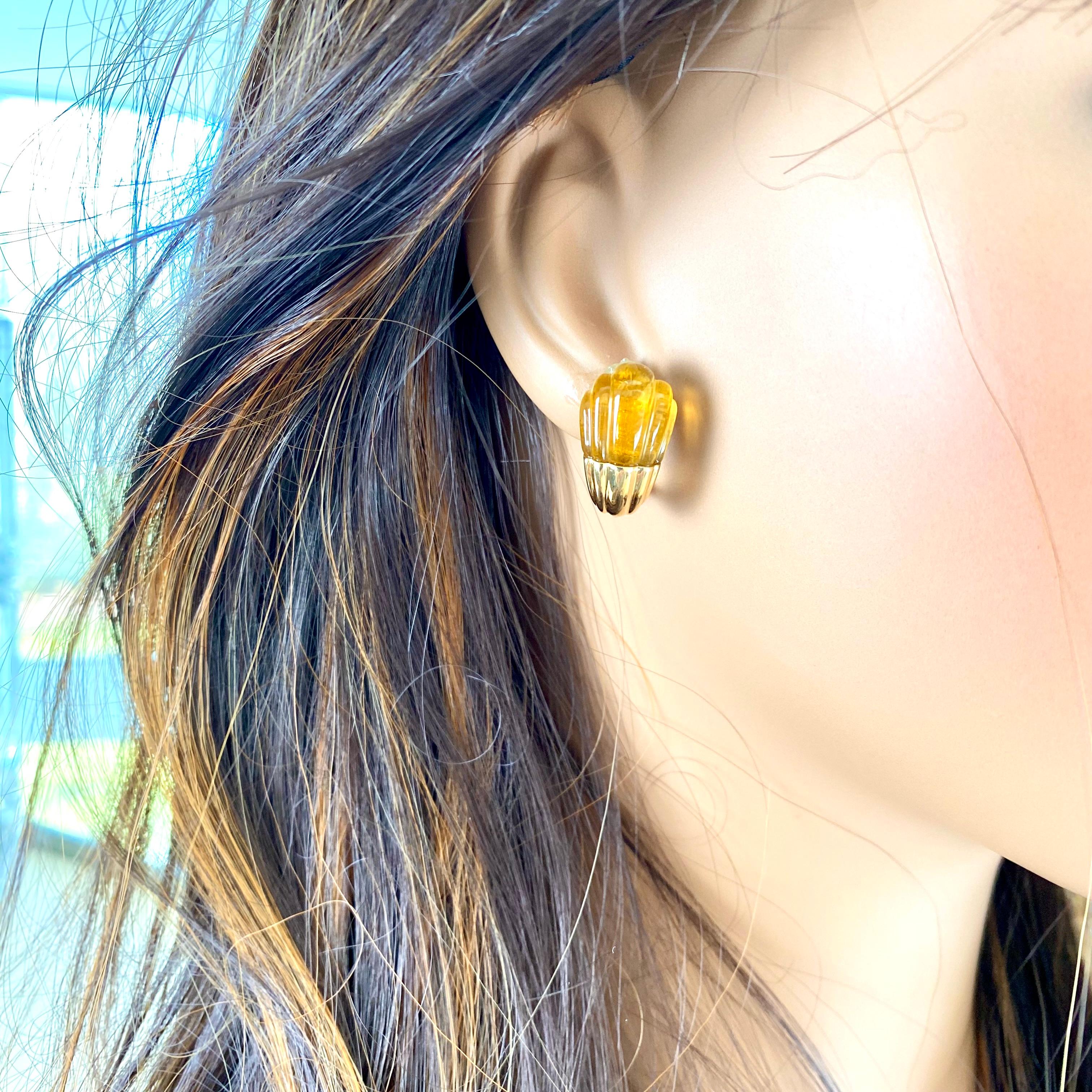 Bulgari Vintage 18 Karat Yellow Gold Carved Cabochon Citrine 0.75 Inch Earring For Sale 3