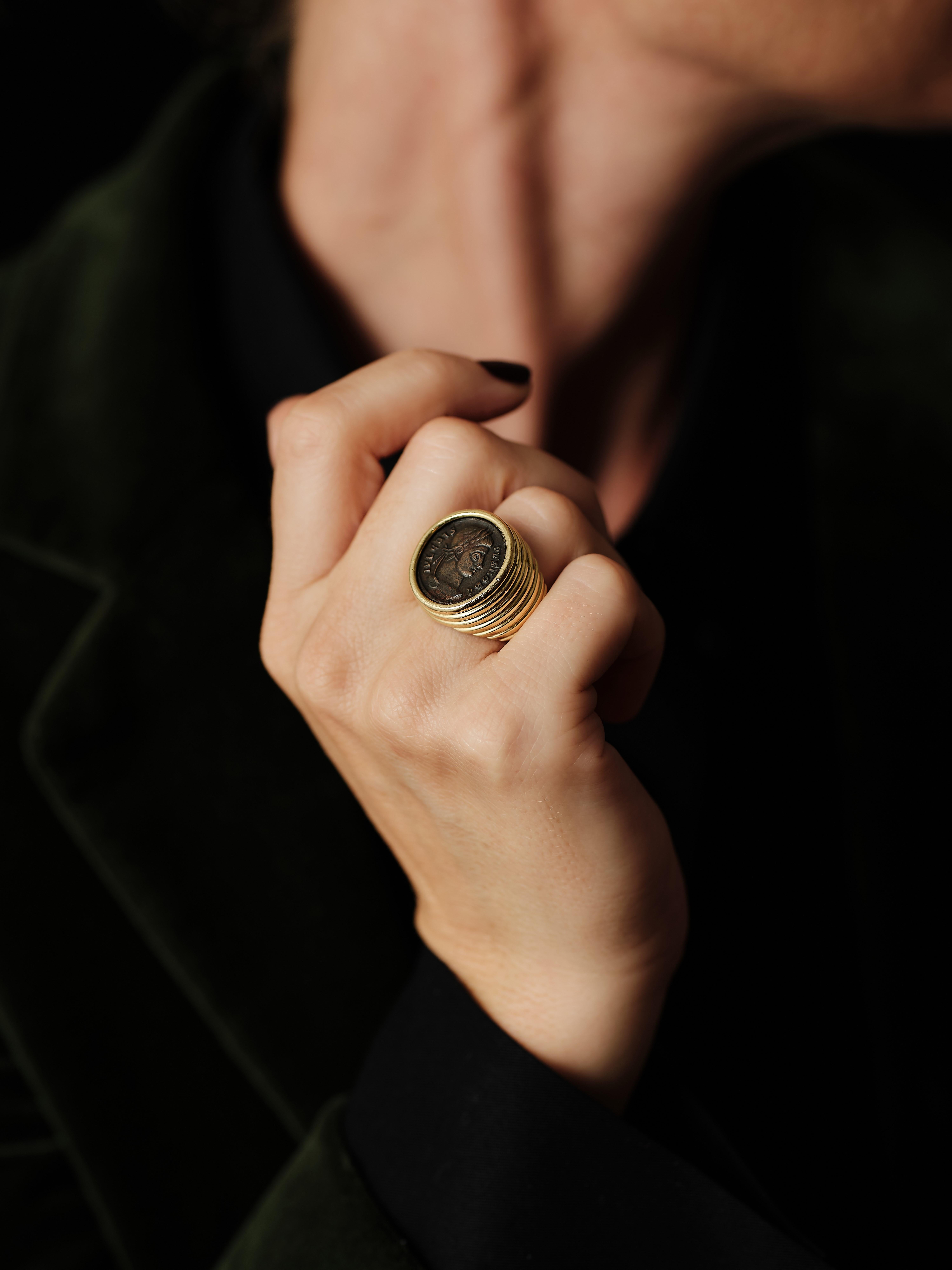 BVLGARI Monete ring

Gross weight 19.1 gram,
Measurement top: 21.8x20mm 

Engraved:
CRISPO ANTIOCHIA, BRONZO 
750 hallmark, faint workshop mark and Signed Bvlgari

Old money.

From the Italian Icon – Bvlgari – not only an interesting look, but they