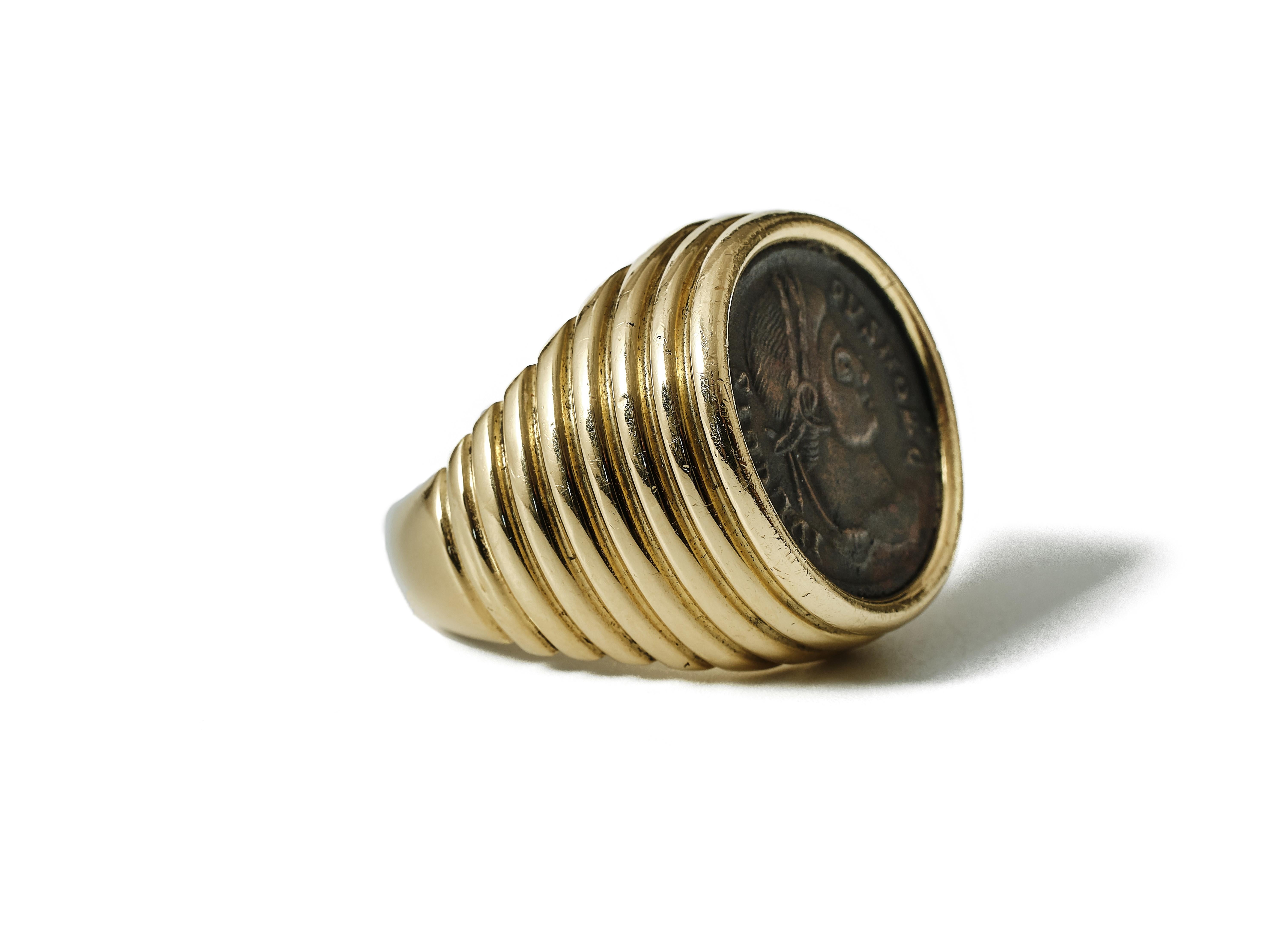 Bulgari 18kt yellow gold 'Monete' bronze coin ring circa 1970-80 In Good Condition In Malmö, Skåne län