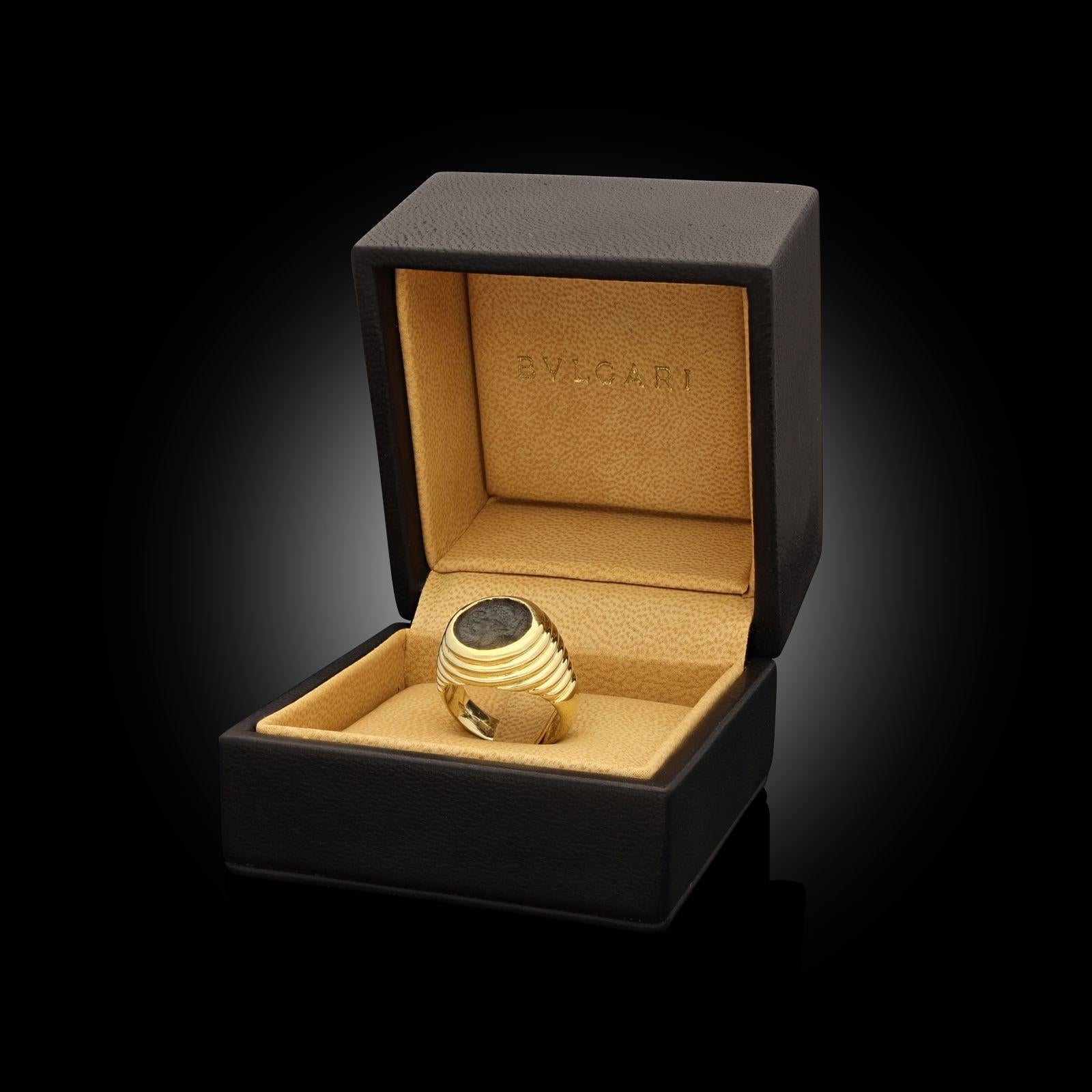Bulgari Vintage 18 Karat Gelbgold Monete Ring Circa 1970 für Damen oder Herren