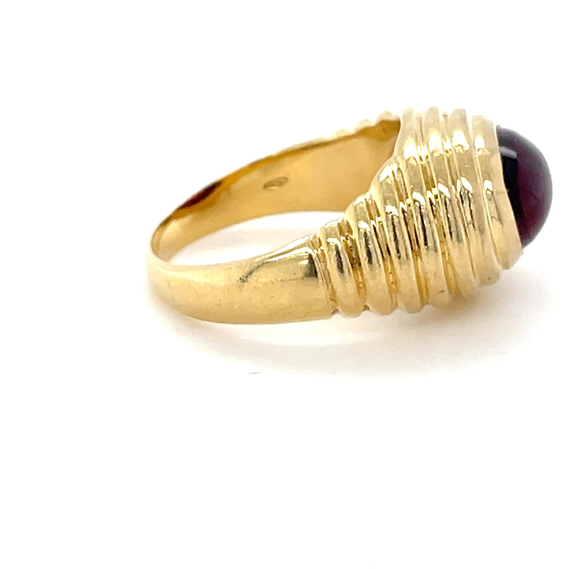 Cabochon Bulgari, Vintage 18K Yellow Gold and Rubelite Ring For Sale