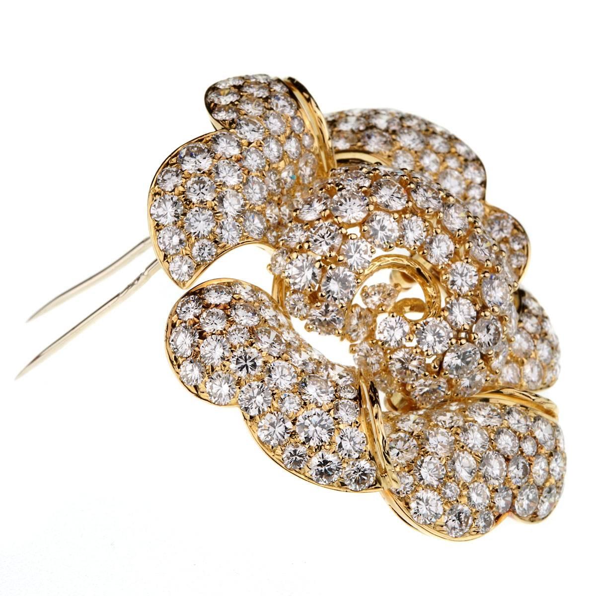Taglio rotondo Bulgari Vintage Riporta la Spilla 34 Carati Pave Diamante Oro Spilla Floreale in vendita