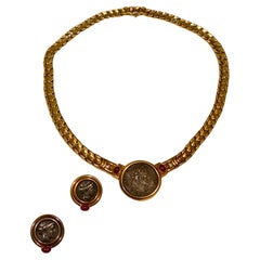 Bulgari Parure collier et boucles d'oreilles Collet ancienne pièce de monnaie en rubis 18 carats avec pièce de monnaie