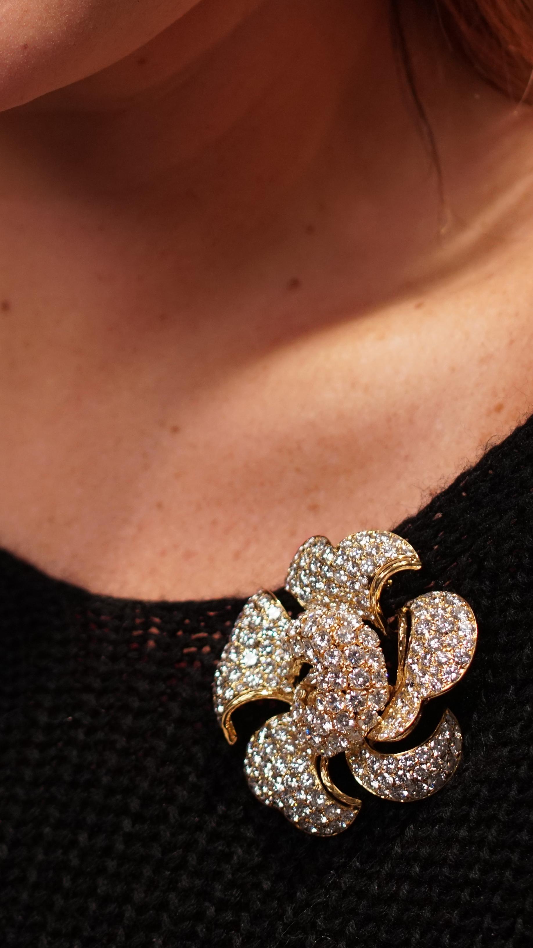
The story goes that pop-art figure Andy Warhol once said: “I always visit the Bulgari store, because it is the most important museum of contemporary art.” From this period here is a  lavish Bulgari Vintage  diamond brooch boasting 34 carats of the