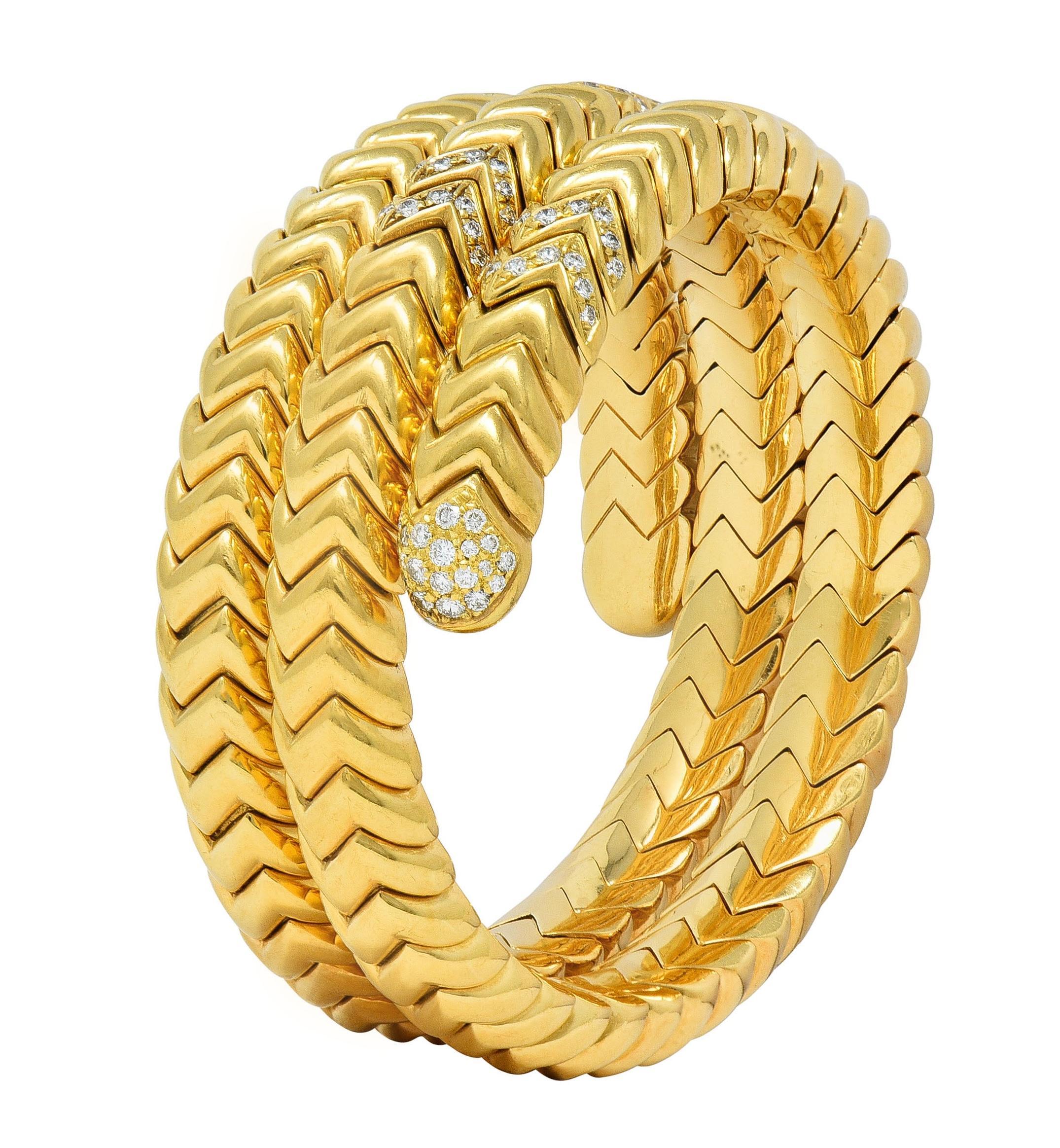 Conçu comme un bracelet souple de style tubogas composé de segments en zigzag à motif 'Spiga'.
Les terminaux arrondis sont ornés de diamants ronds de taille brillant dans des segments pavés.
D'un poids total d'environ 2.50 carat - Couleur F/G et