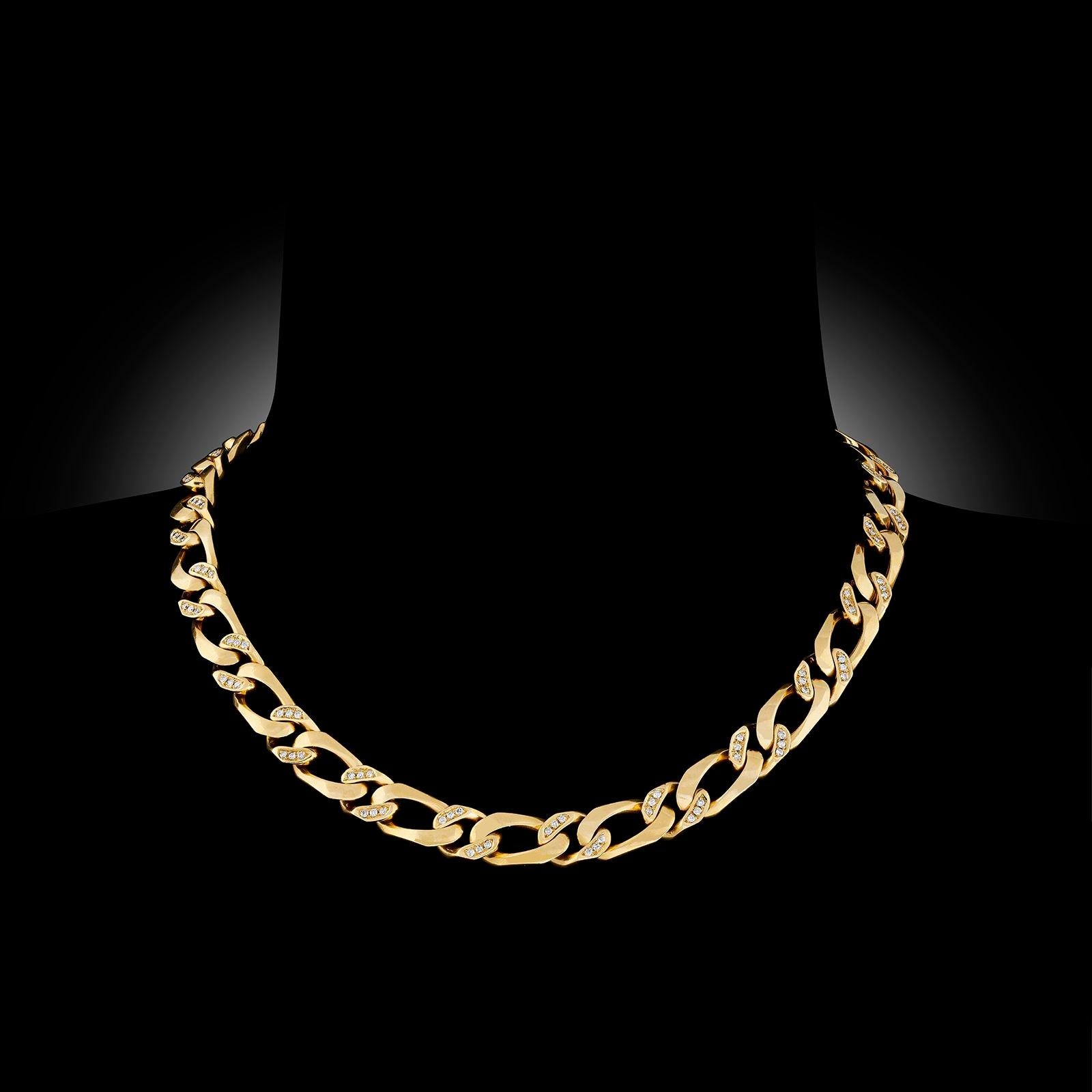 Halskette aus Gelbgold und Diamanten von Bulgari, 1990er Jahre. Die Halskette hat ein Panzerglieder-Design mit abwechselnd großen Gliedern. Die kleineren Glieder sind rundum mit runden Brillanten besetzt und haben einen verdeckten Zungen- und